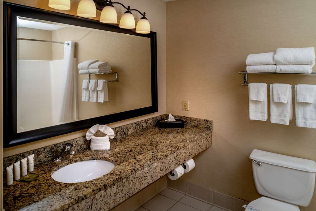 COUNTRY INN AND SUITES BY RADISSON-guestroom-Guest Room,Bathroom,On-Site.jpg