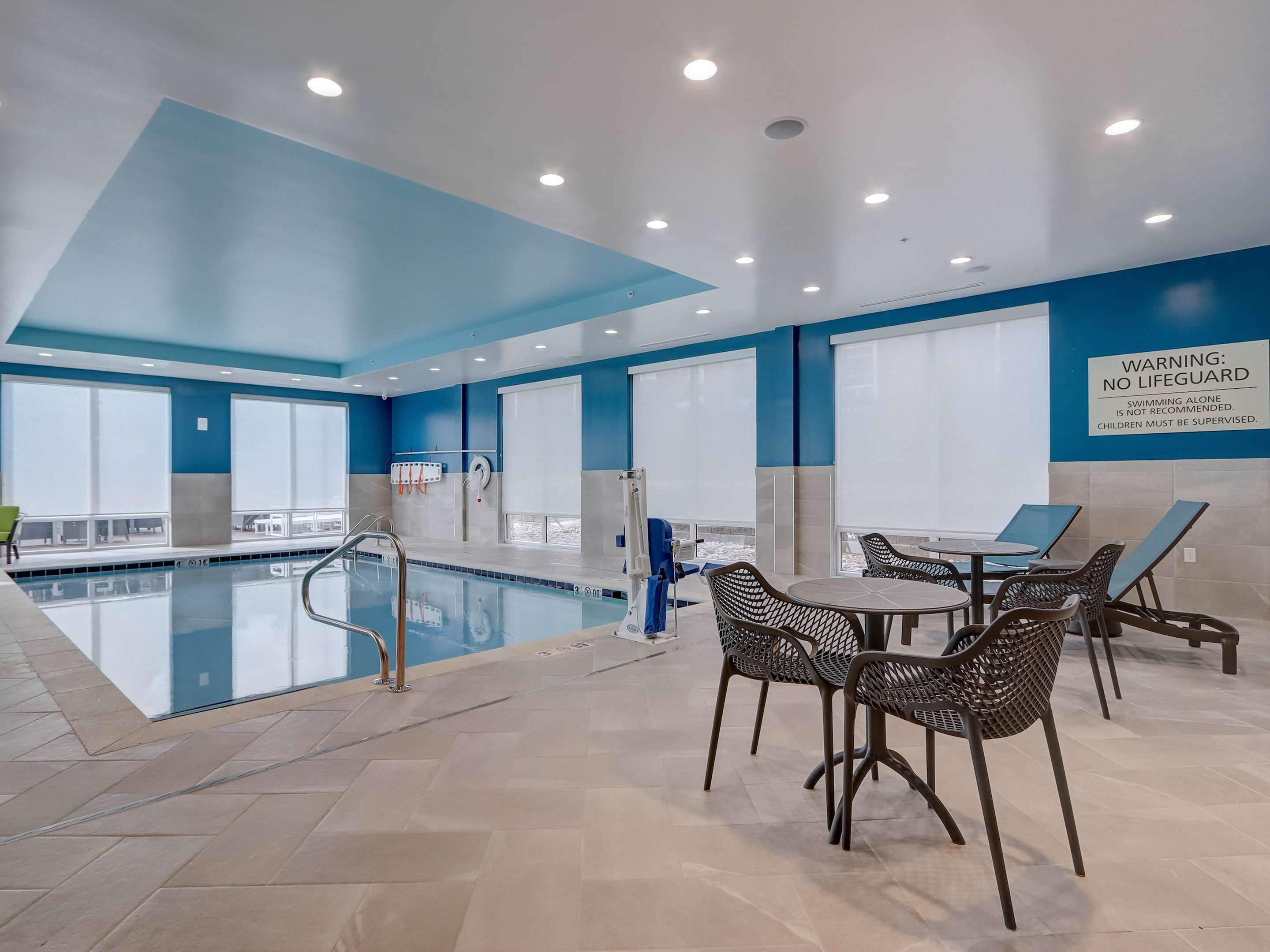 Pool | Hampton Inn & Suites Cincinnati Midtown Rookwood