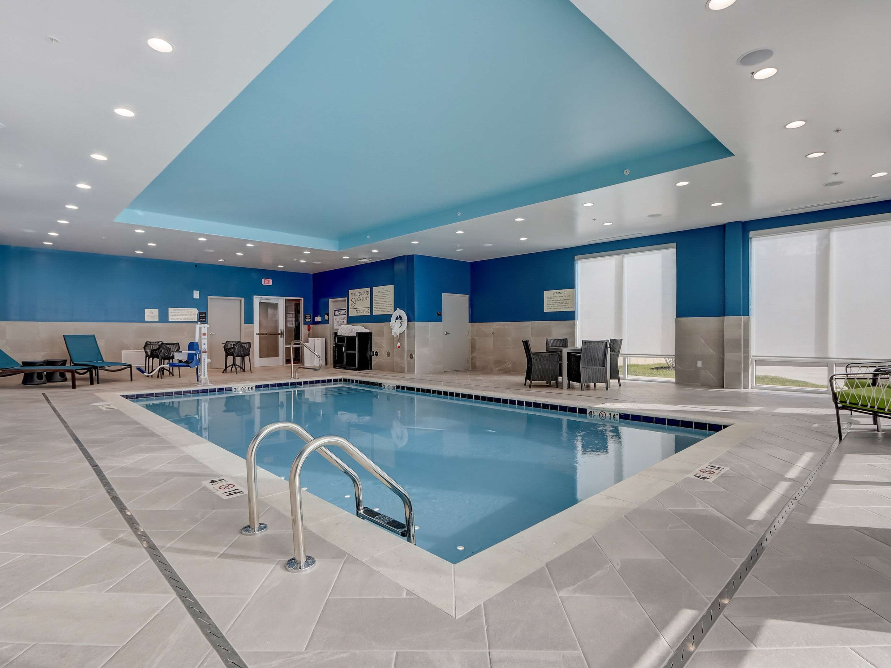 Pool | Hampton Inn & Suites Cincinnati Midtown Rookwood