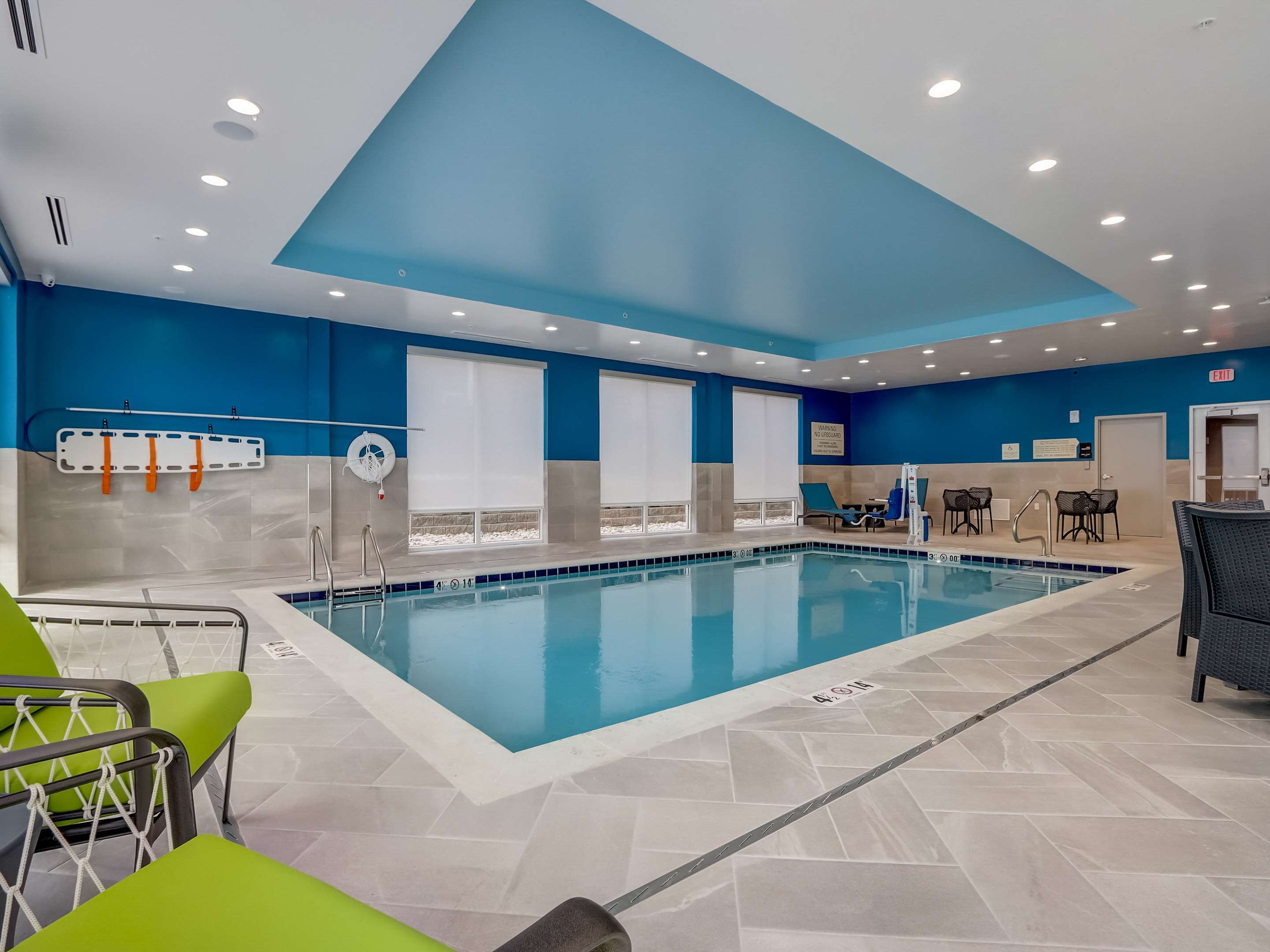 Pool | Hampton Inn & Suites Cincinnati Midtown Rookwood