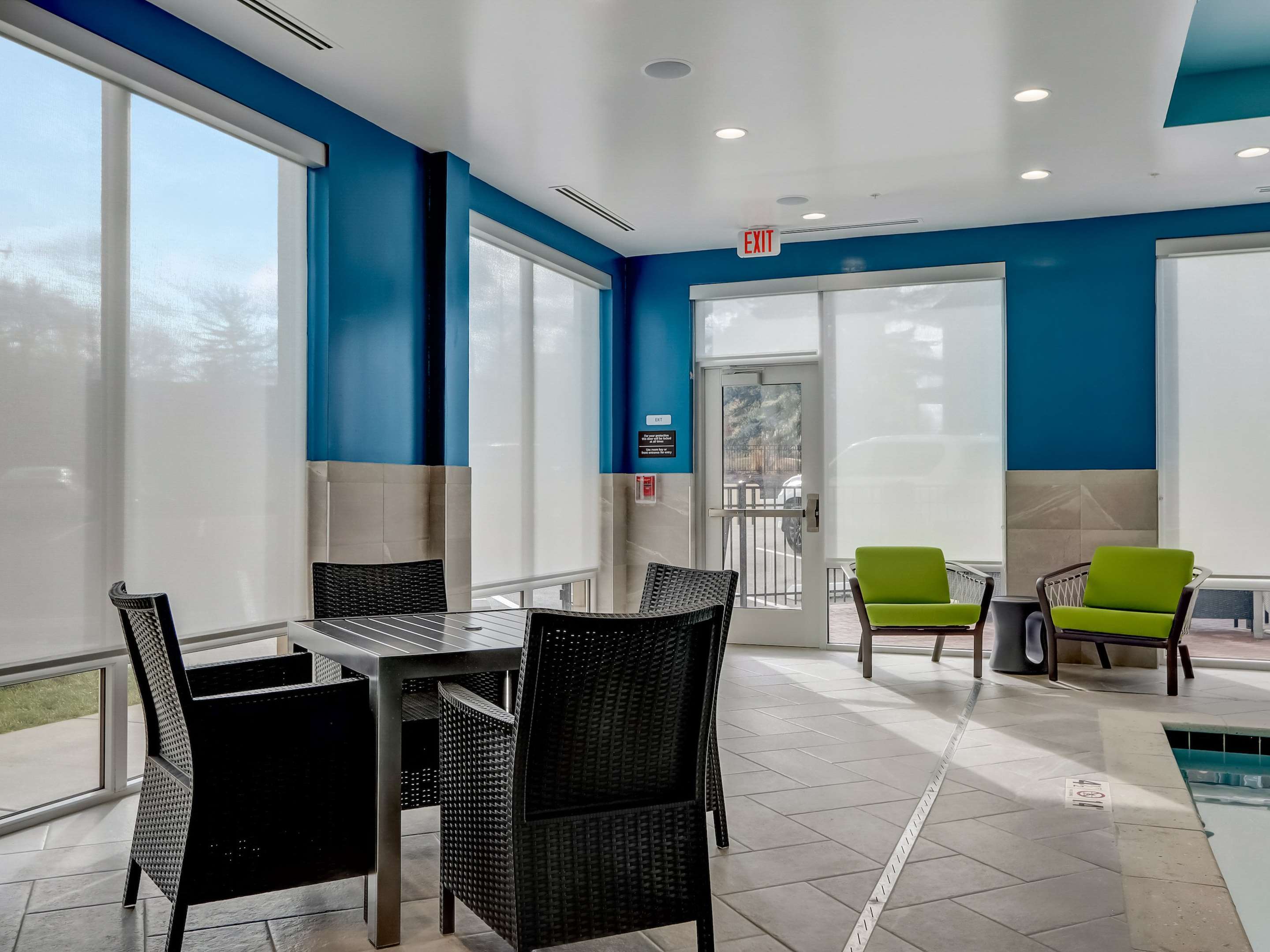 Pool | Hampton Inn & Suites Cincinnati Midtown Rookwood
