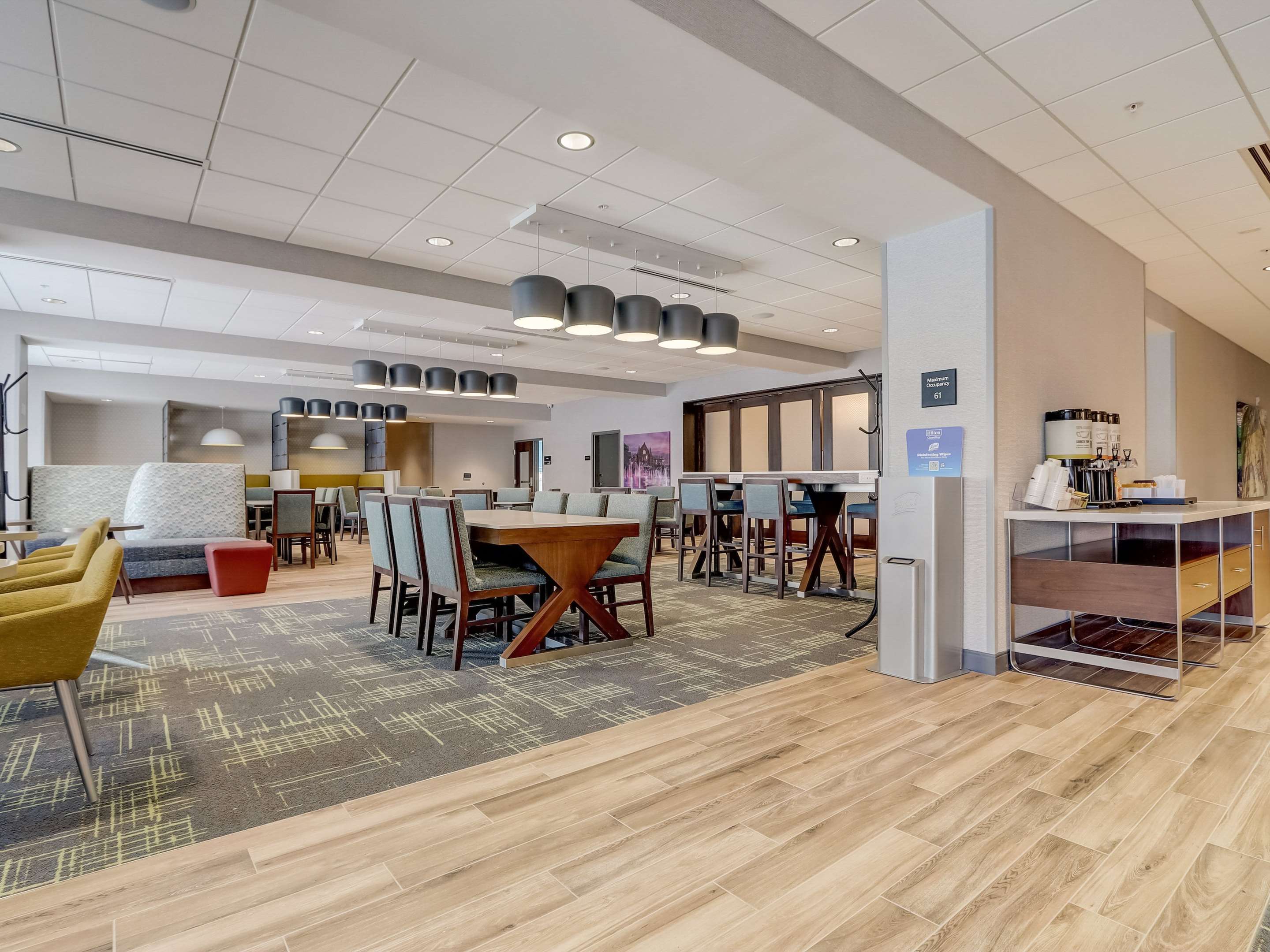 Breakfast Area | Hampton Inn & Suites Cincinnati Midtown Rookwood
