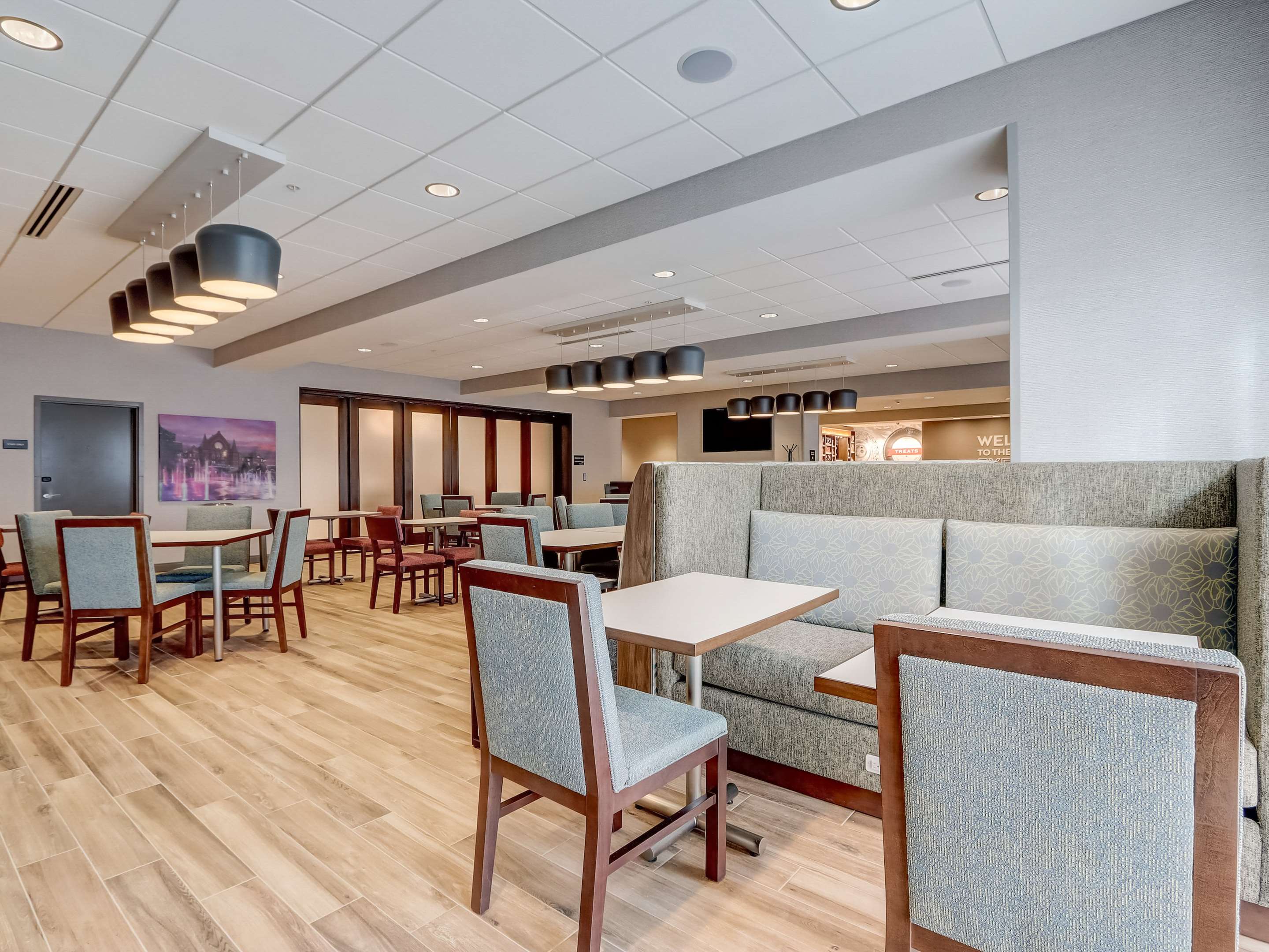 Breakfast Area | Hampton Inn & Suites Cincinnati Midtown Rookwood