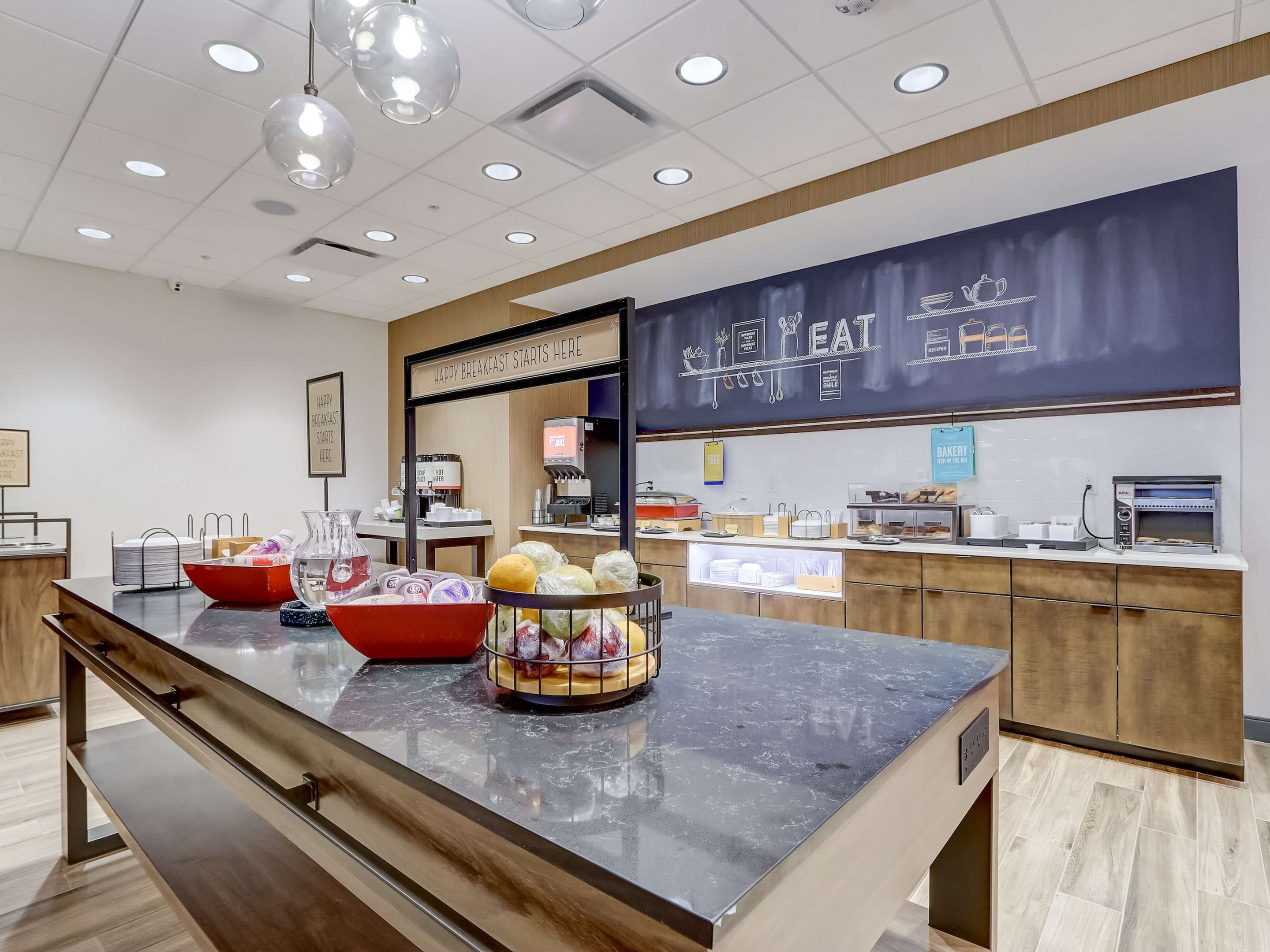 Breakfast Area | Hampton Inn & Suites Cincinnati Midtown Rookwood