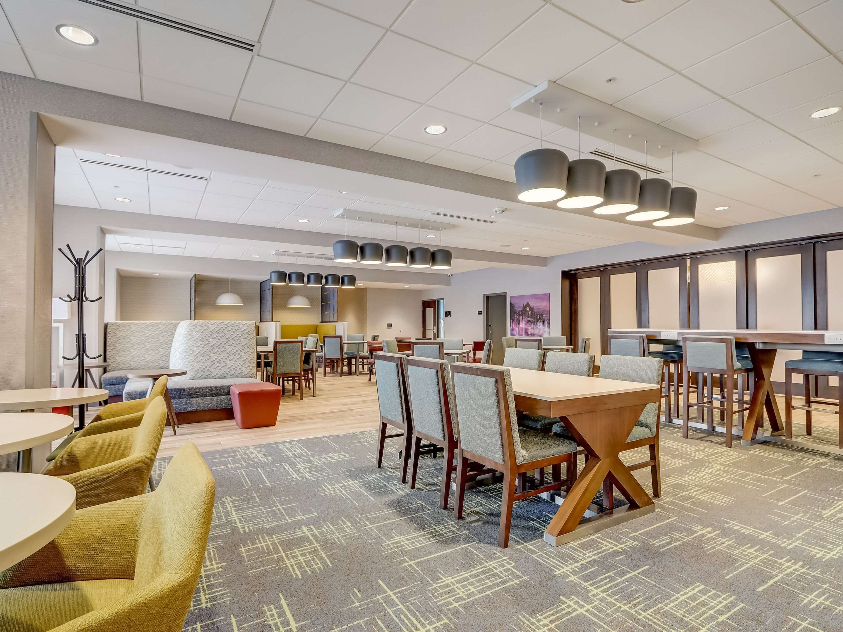 Breakfast Area | Hampton Inn & Suites Cincinnati Midtown Rookwood