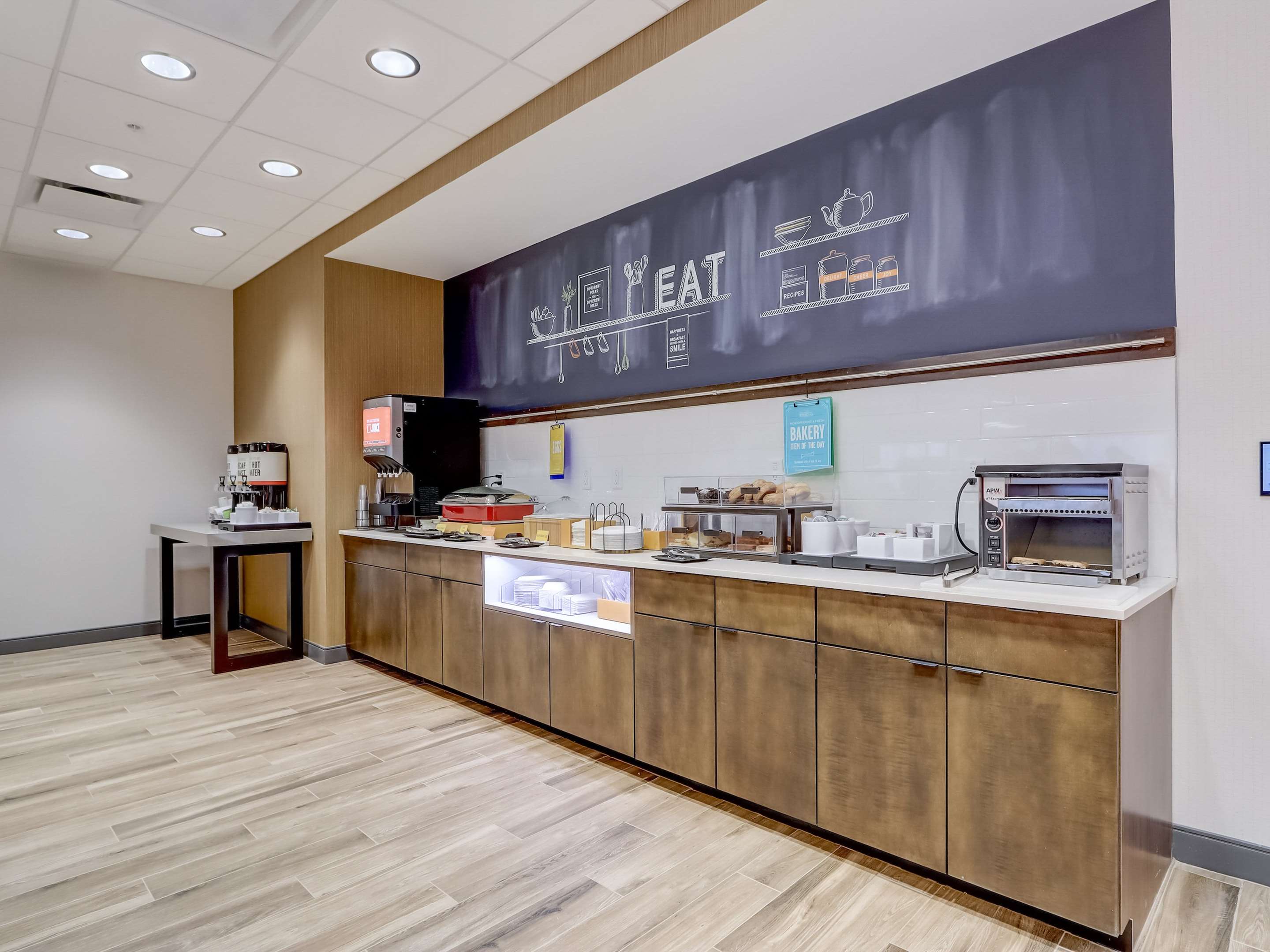 Breakfast Area | Hampton Inn & Suites Cincinnati Midtown Rookwood