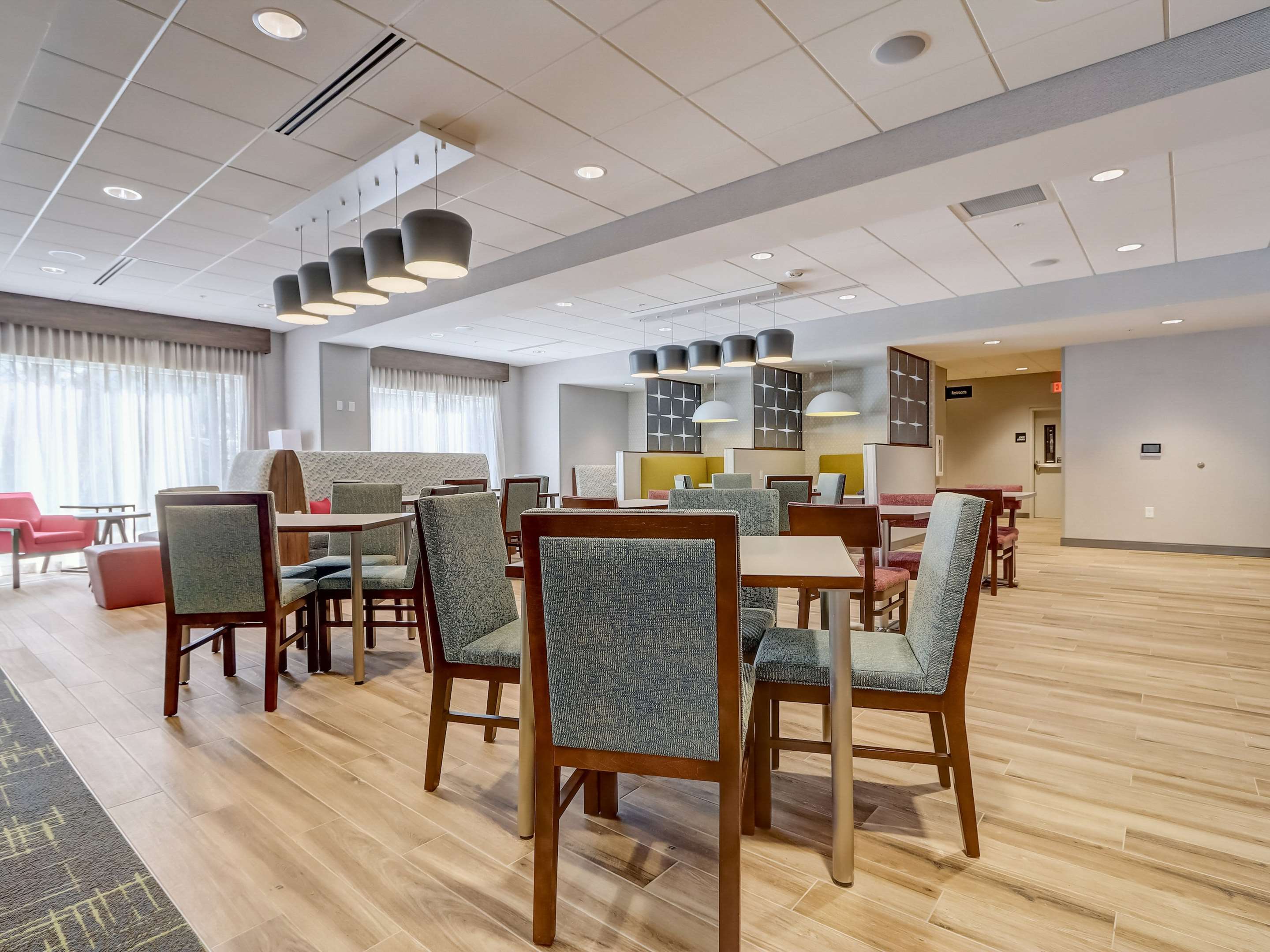 Breakfast Area | Hampton Inn & Suites Cincinnati Midtown Rookwood