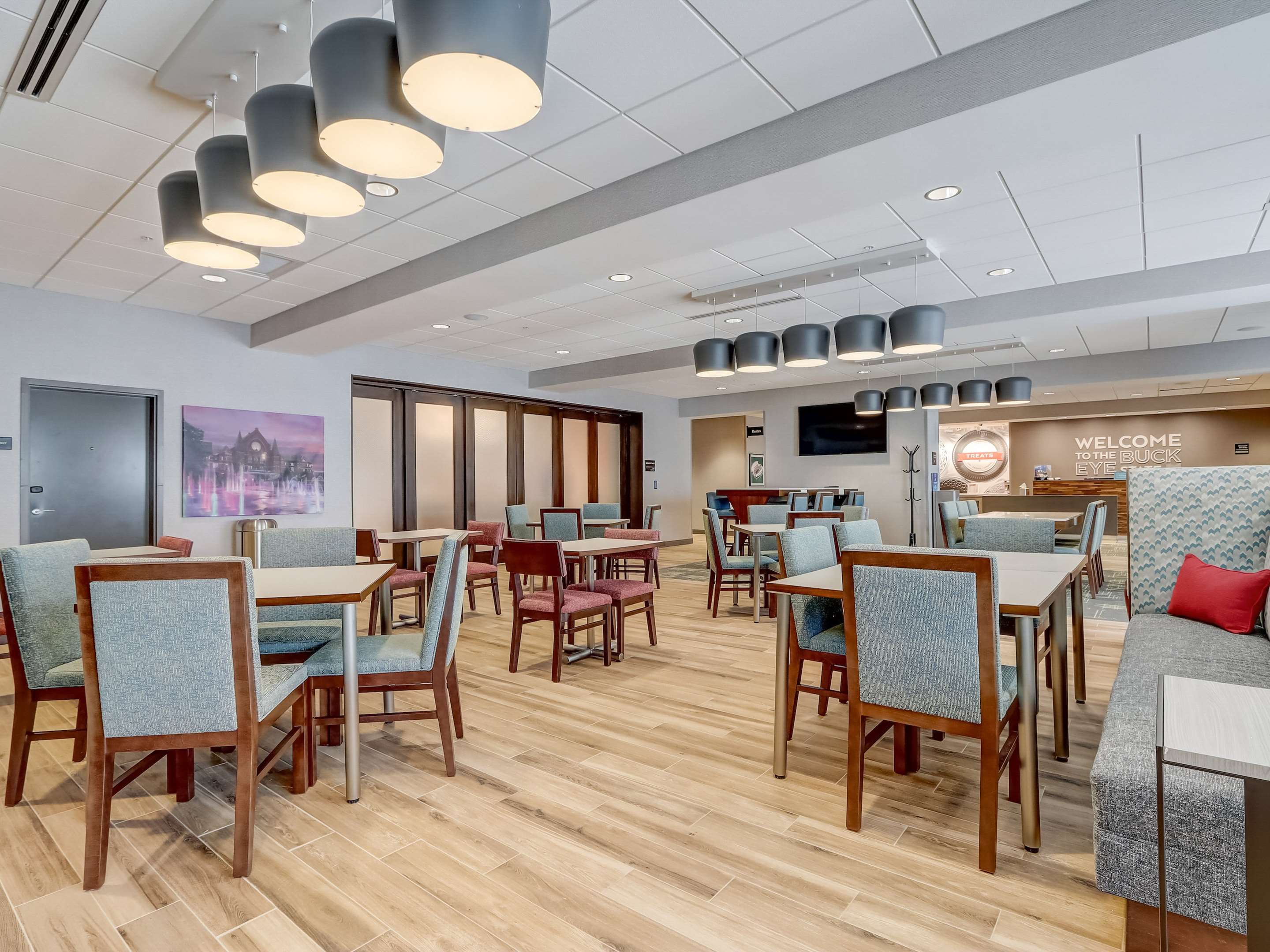 Breakfast Area | Hampton Inn & Suites Cincinnati Midtown Rookwood