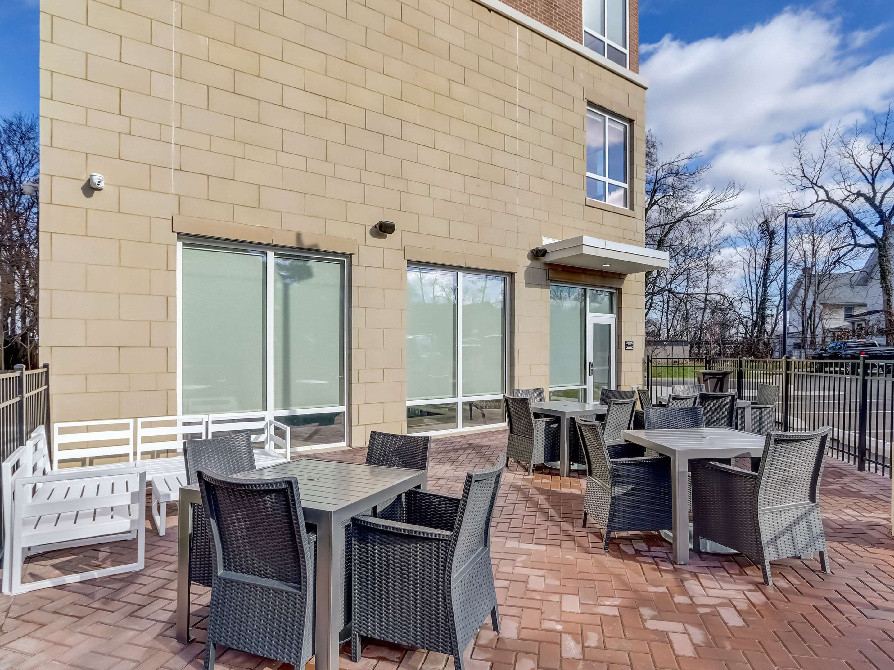 Exterior | Hampton Inn & Suites Cincinnati Midtown Rookwood