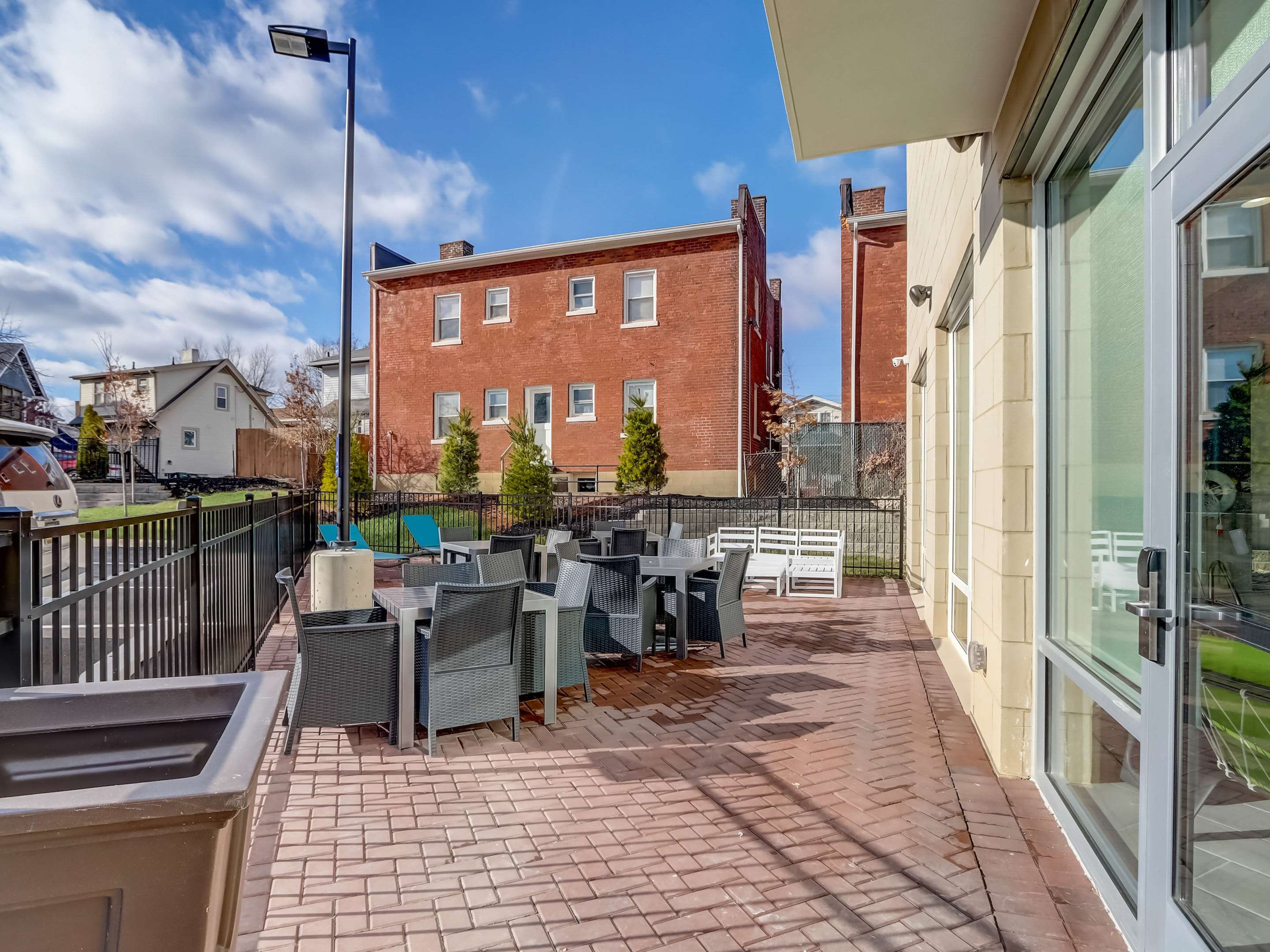 Exterior | Hampton Inn & Suites Cincinnati Midtown Rookwood