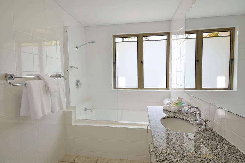 SILKARI REFLECTIONS OF PORT DOUGLAS-guestroom-Guest Room,Bathroom,On-Site.jpg
