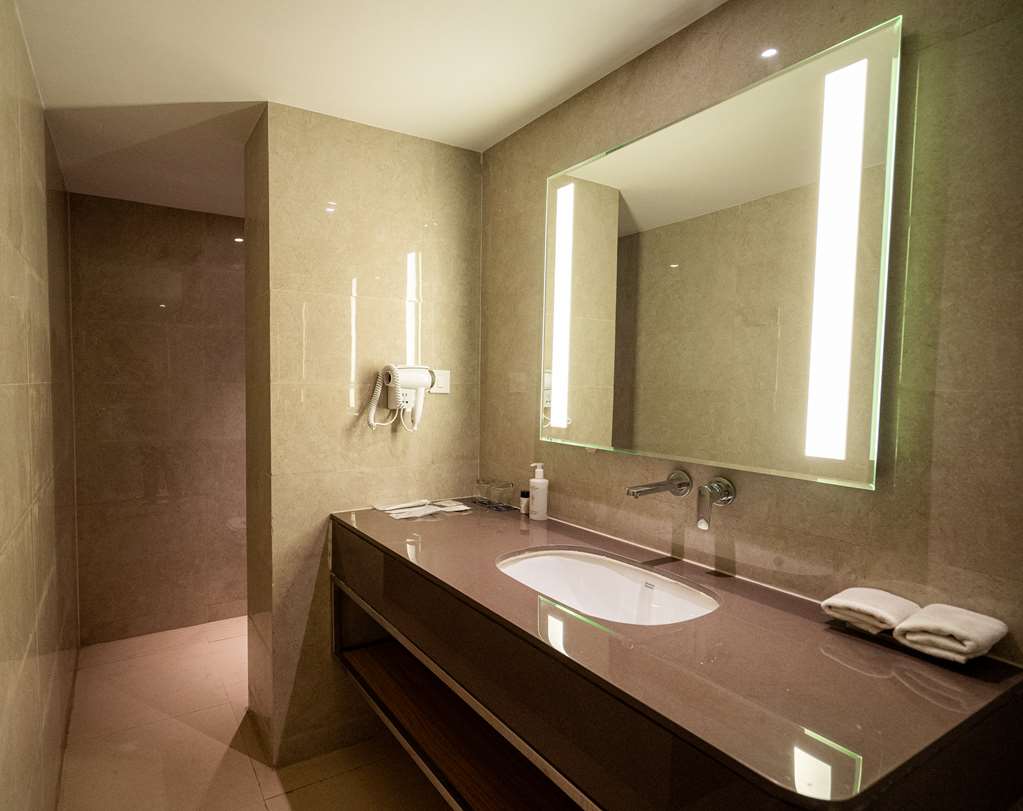 GOLDEN TULIP BHOPAL-guestroom-Guest Room,Bathroom,On-Site.jpg