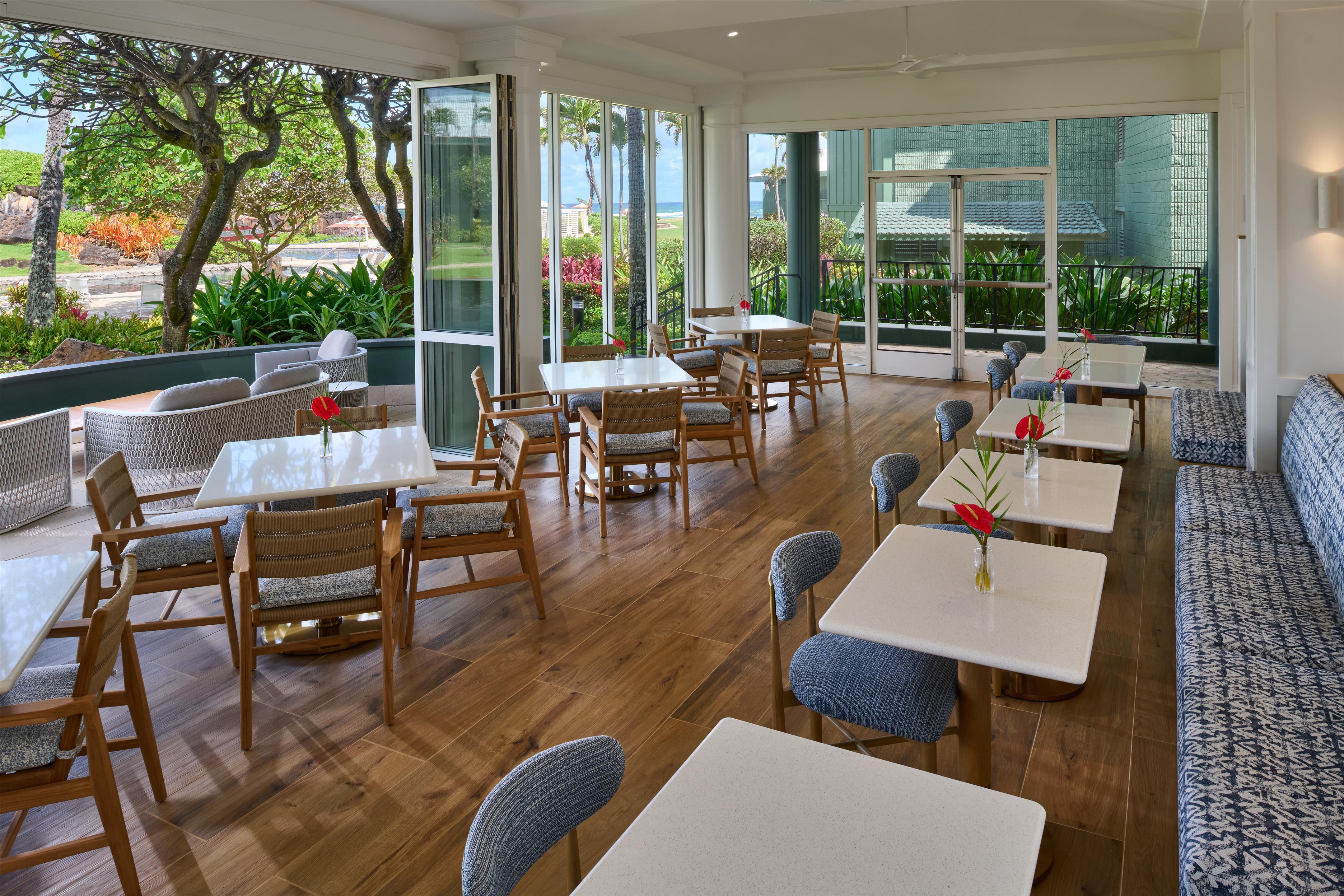 Voyager 47 Club Lounge | Aqua Kauai Beach Resort