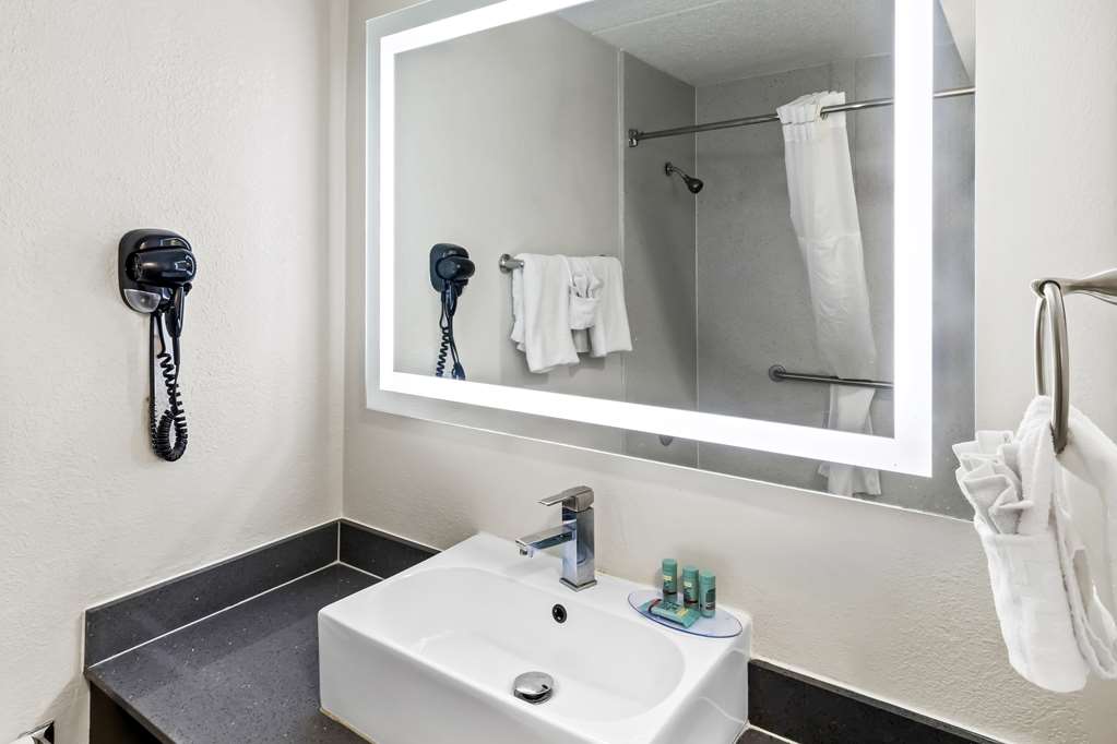 Best Western Atlanta Cumberland/Galleria Hotel-guestroom-Guest Room,Bathroom,On-Site.jpg