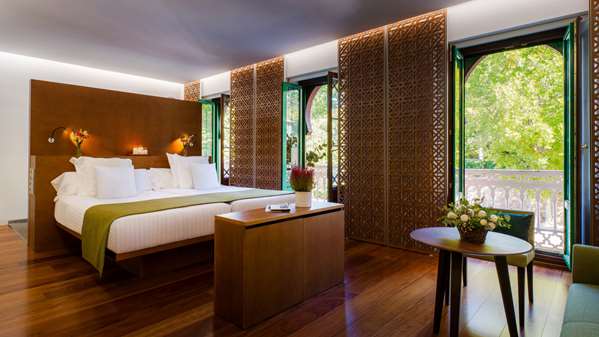 ALHAMBRA PALACE HOTEL - Photo 35