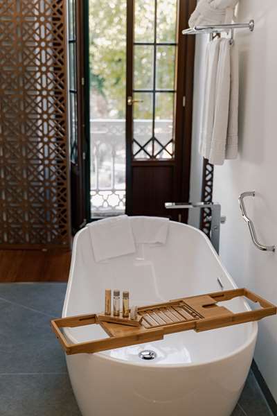 ALHAMBRA PALACE HOTEL - Photo 40