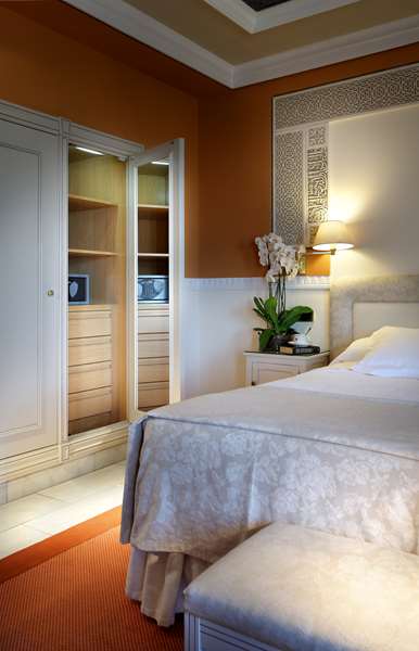 CLASSIC SINGLE CITY VIEW QUEEN BED