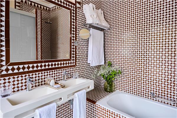 ALHAMBRA PALACE HOTEL - Photo 39