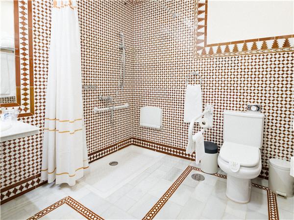 ALHAMBRA PALACE HOTEL - Photo 27