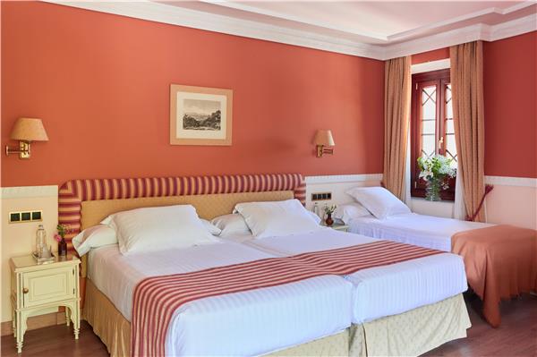 ALHAMBRA PALACE HOTEL - Photo 32