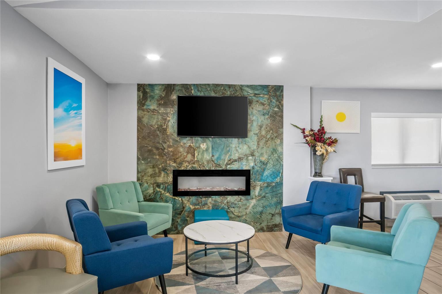 DAYS INN BY WYNDHAM RENFRO VALLEY M-guestroom-Sitting area,On-Site.jpg