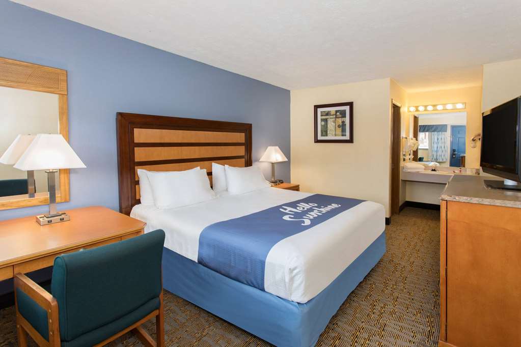 DAYS INN BY WYNDHAM RENFRO VALLEY M-guestroom-Guest Room,On-Site.jpg