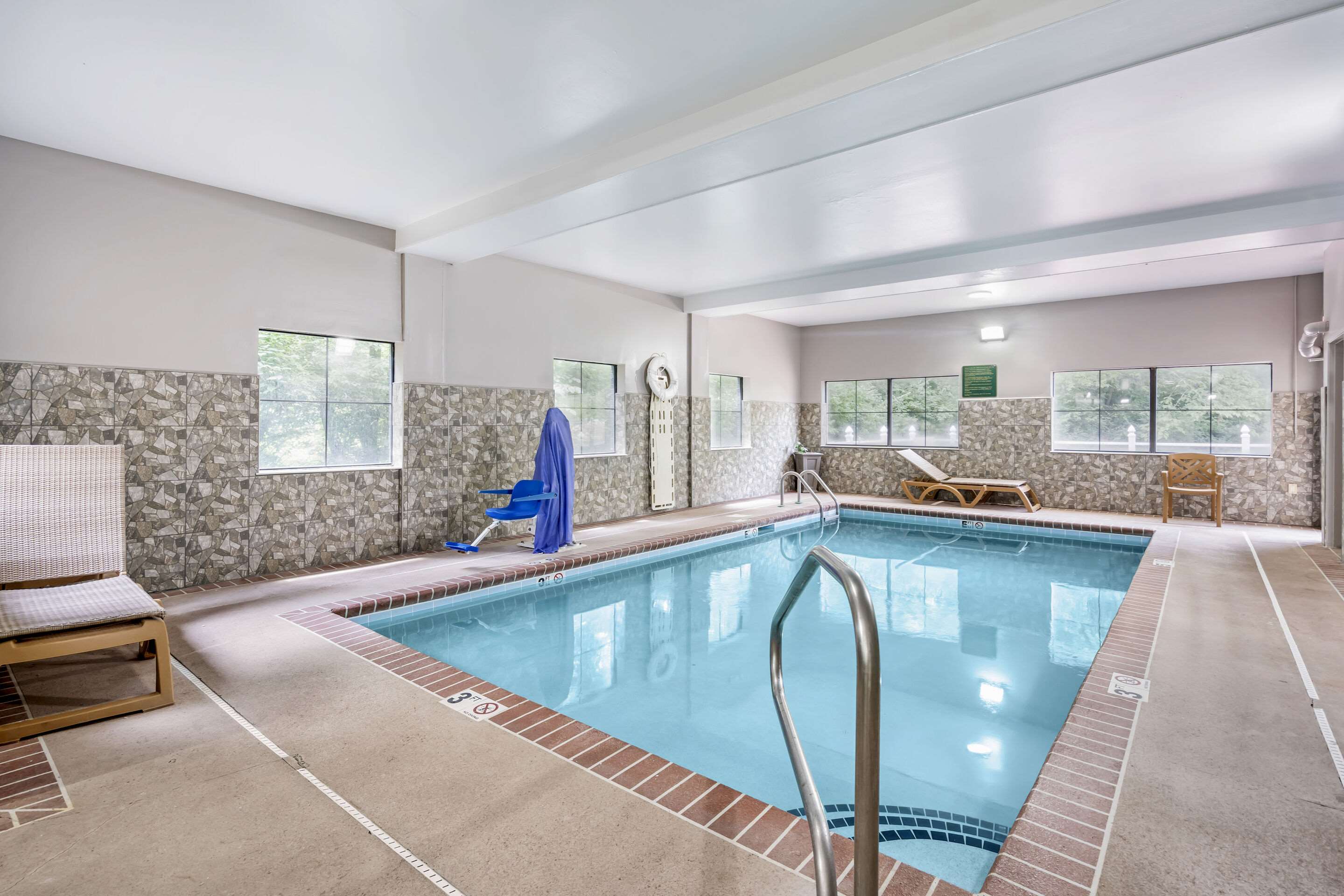 Indoor pool | Executive Suites - Columbus East
