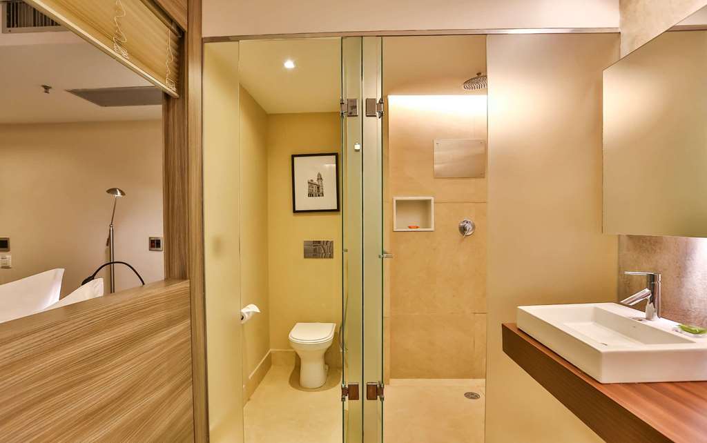 RADISSON VILA OLIMPIA SAO PAULO-guestroom-Guest Room,Bathroom,On-Site.jpg