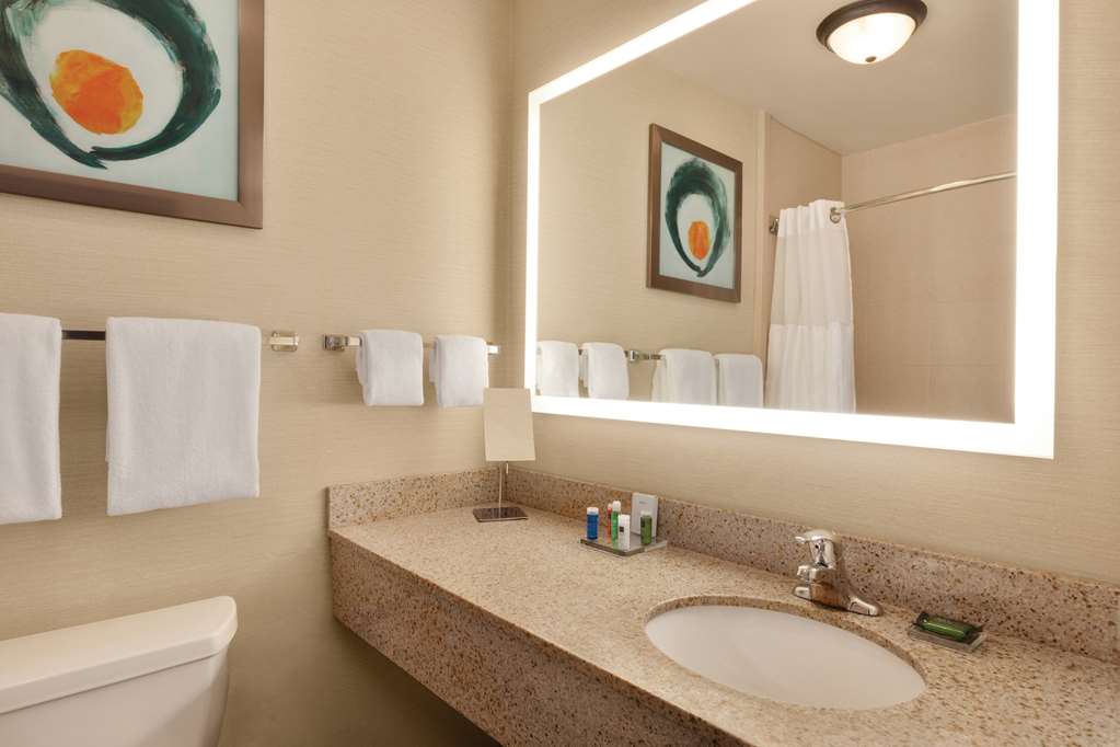 RADISSON HOTEL KANSAS CITY - OVERLA-guestroom-Guest Room,Bathroom,On-Site.jpg