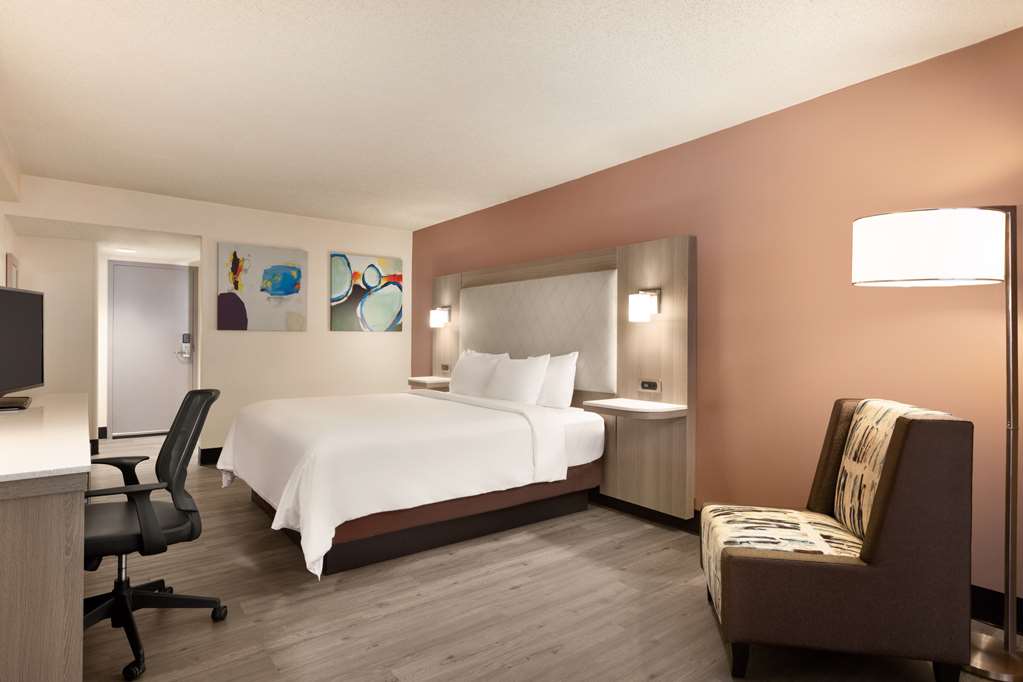 RADISSON HOTEL KANSAS CITY - OVERLA-guestroom-Guest Room,On-Site.jpg