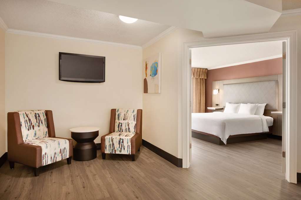 RADISSON HOTEL KANSAS CITY - OVERLA-guestroom-Guest Room,Suite,On-Site.jpg
