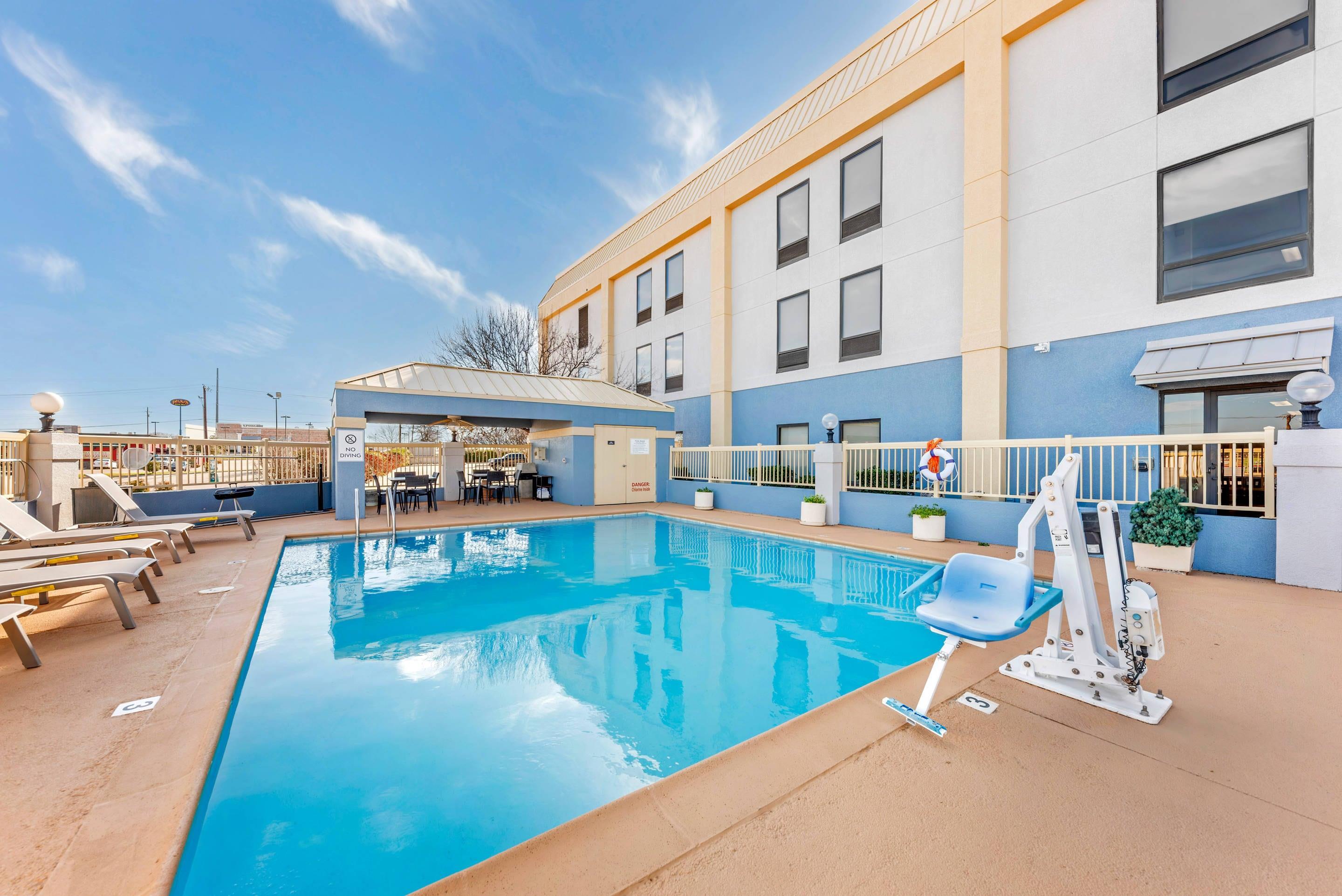 Outdoor pool | Comfort Inn - Killeen near Fort Cavazos