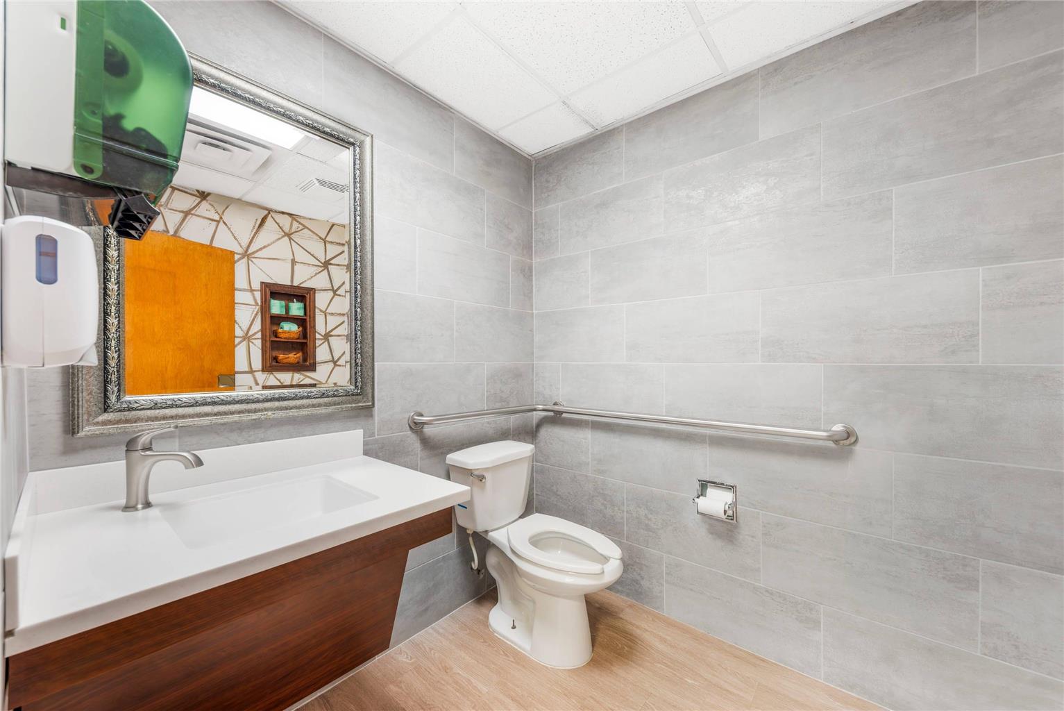 COMFORT INN - KILLEEN NEAR FORT HOO-guestroom-Guest Room,Bathroom,On-Site.jpg