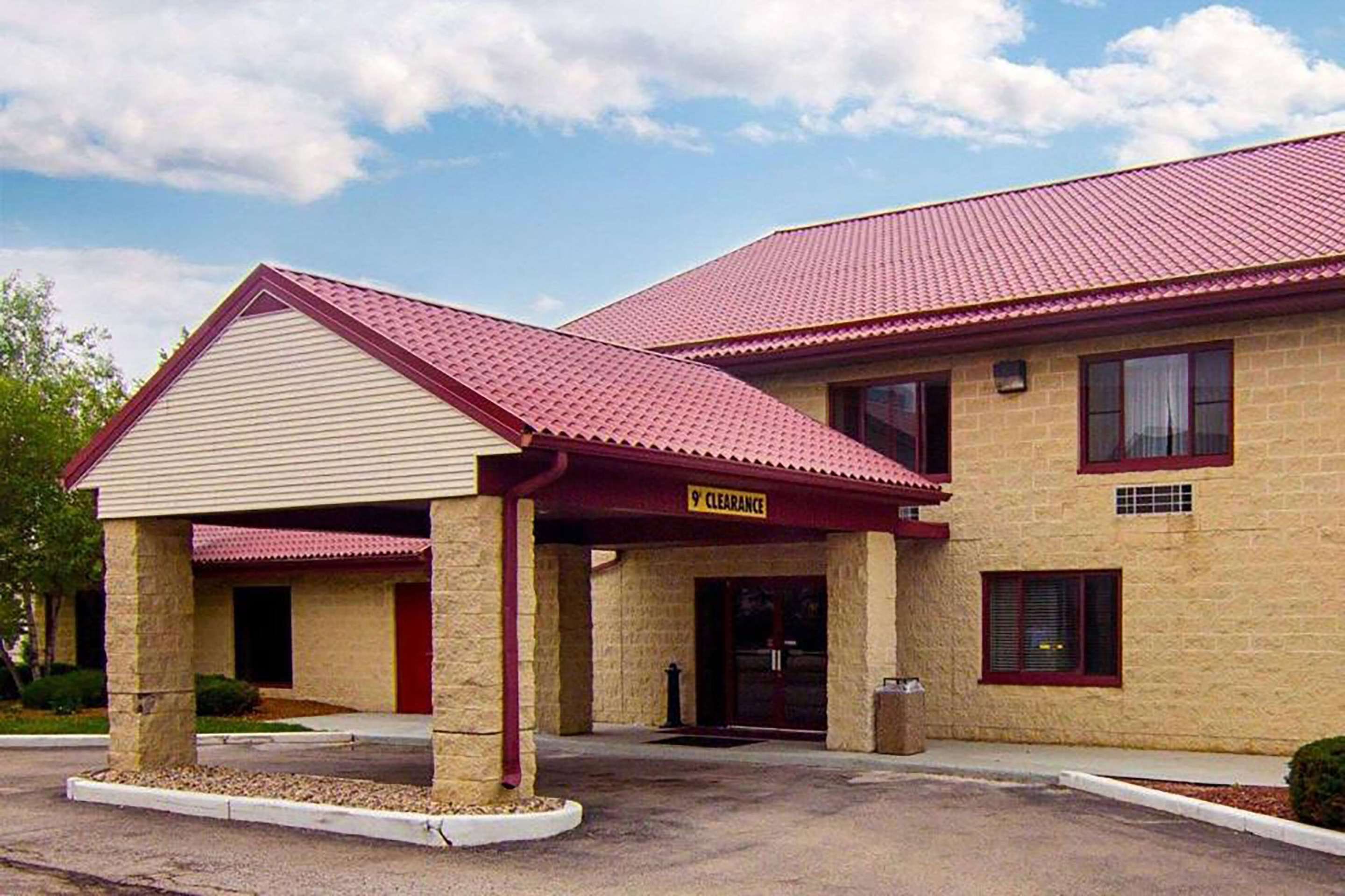 Exterior | Super 8 by Wyndham Sturtevant/Racine