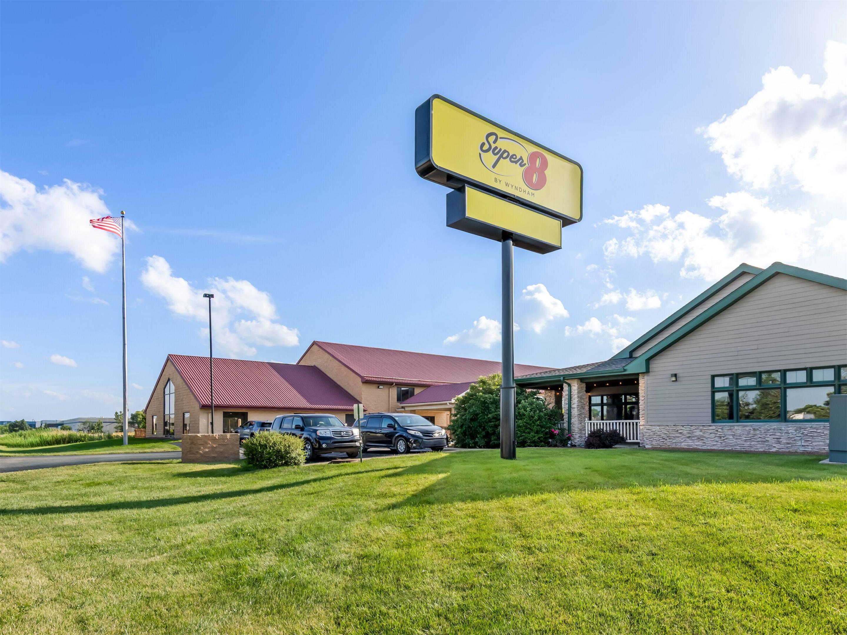 Exterior | Super 8 by Wyndham Sturtevant/Racine