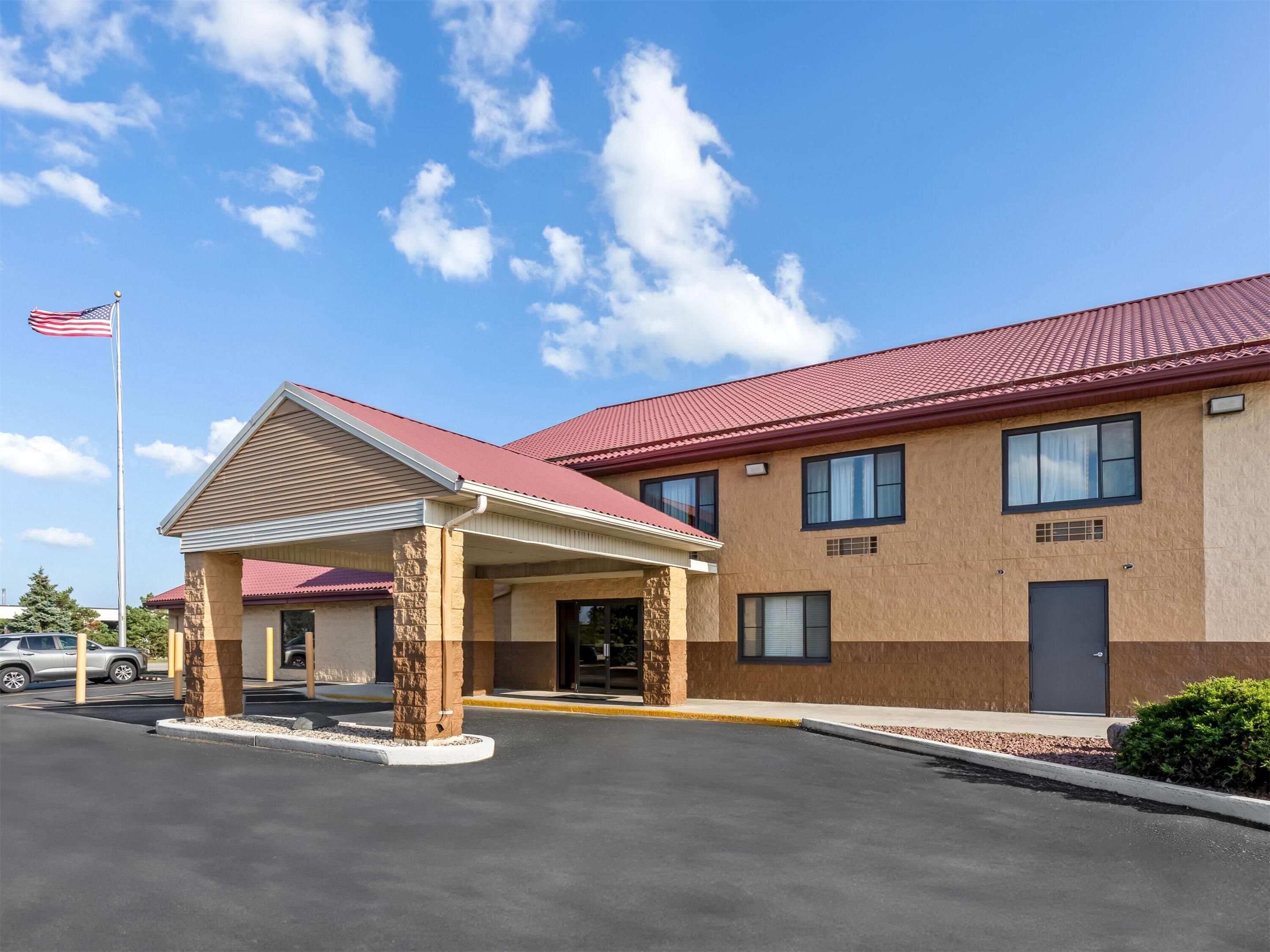 Exterior | Super 8 by Wyndham Sturtevant/Racine