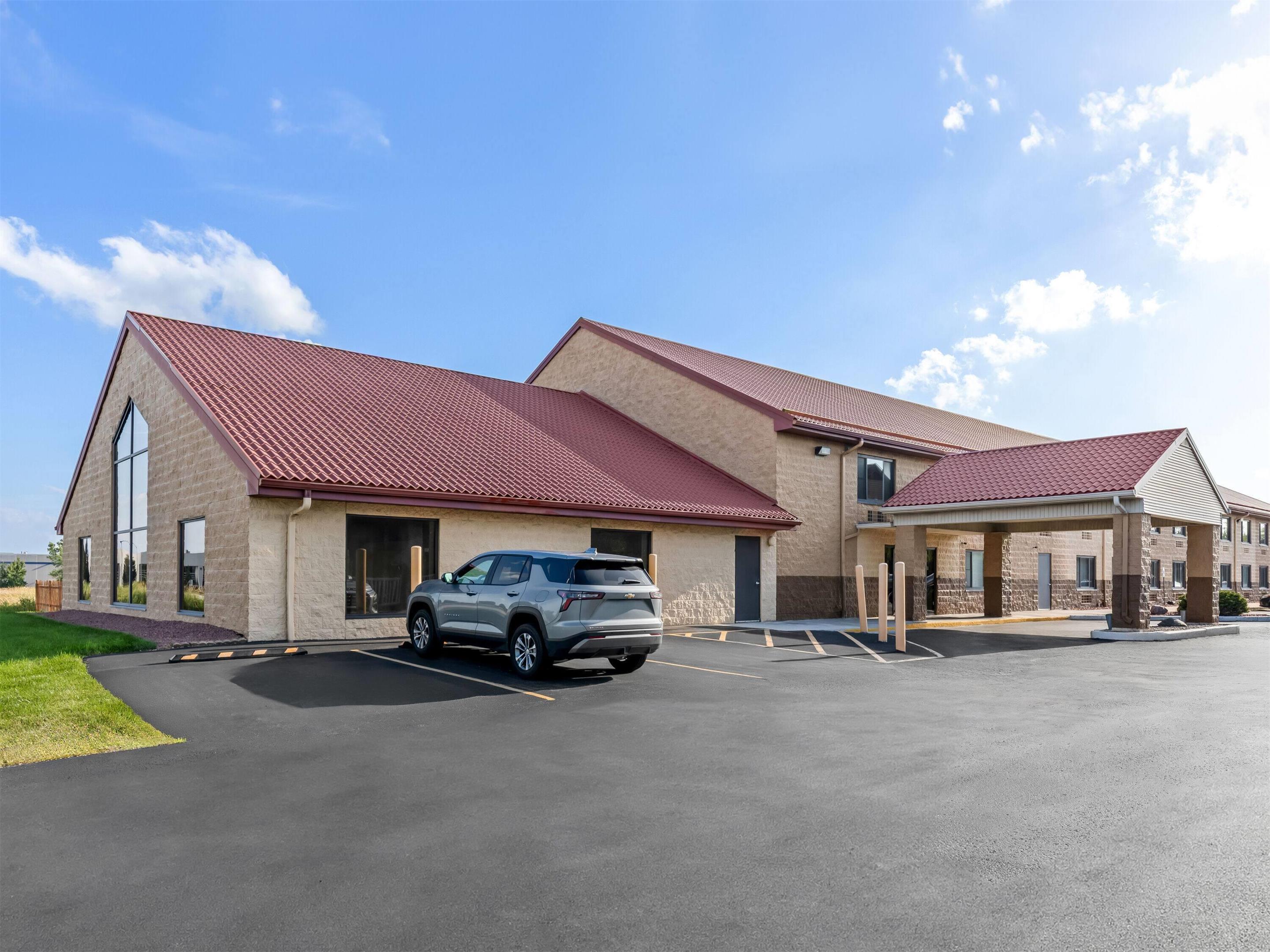 Exterior | Super 8 by Wyndham Sturtevant/Racine