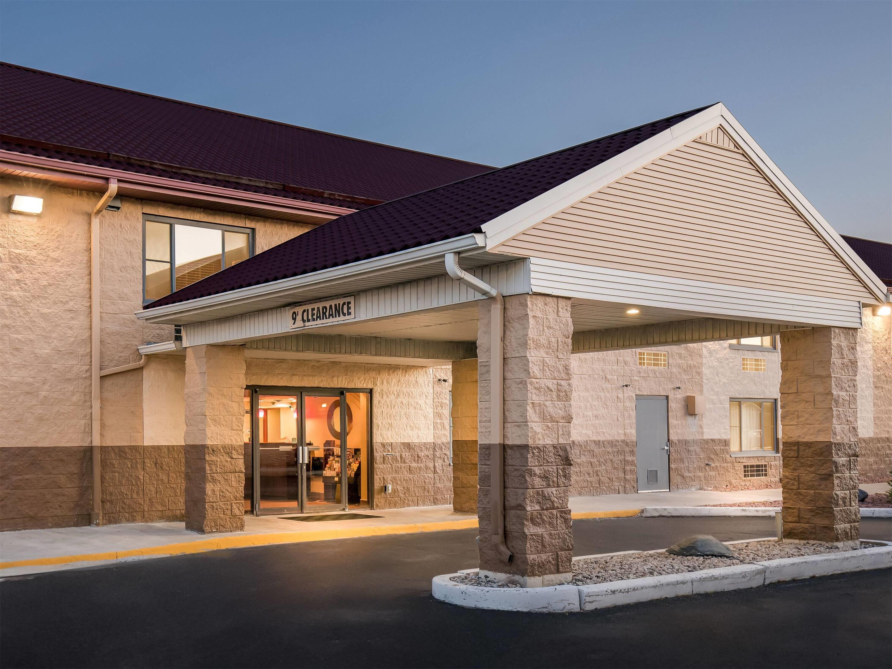 Exterior | Super 8 by Wyndham Sturtevant/Racine