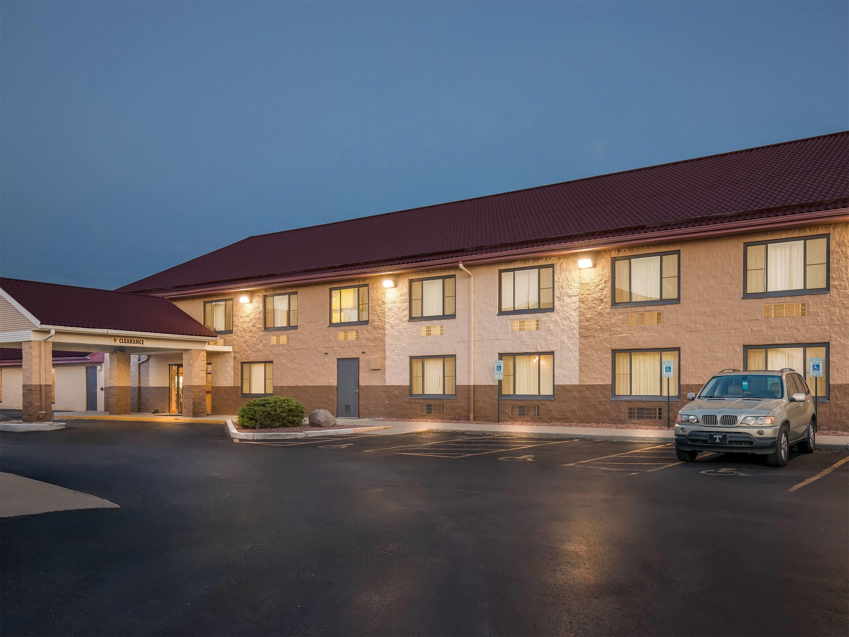 Exterior | Super 8 by Wyndham Sturtevant/Racine