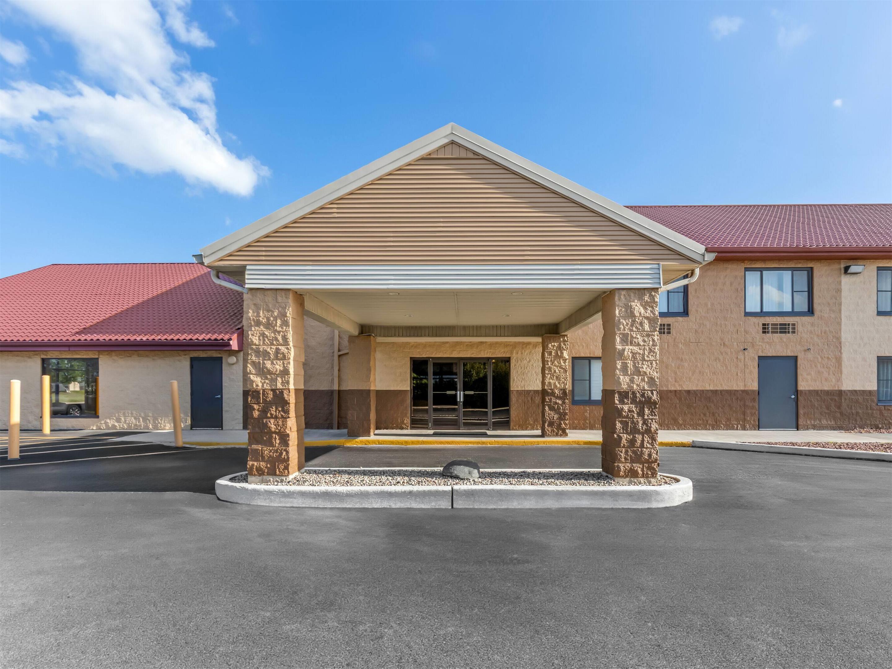 Exterior | Super 8 by Wyndham Sturtevant/Racine