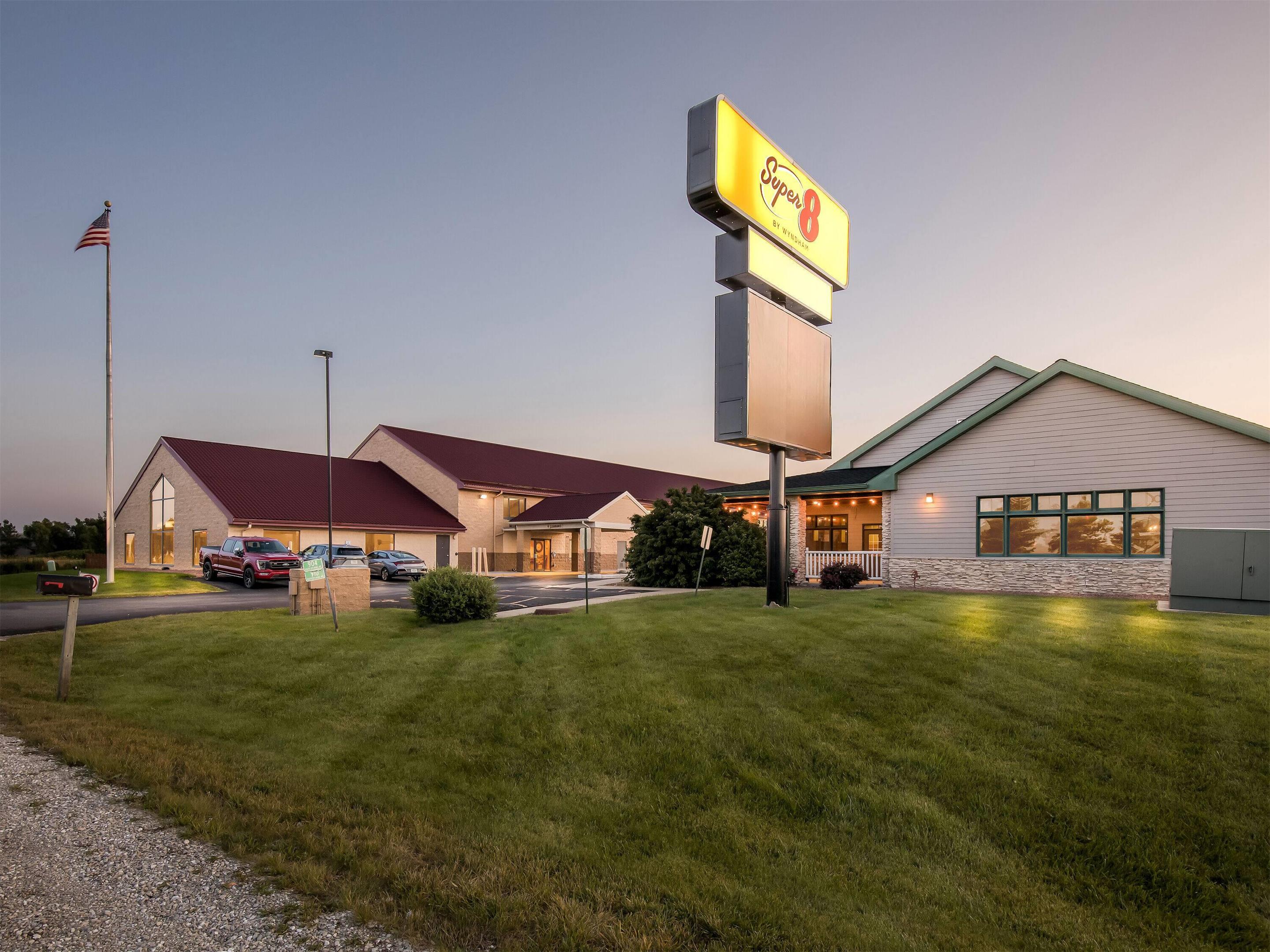 Exterior | Super 8 by Wyndham Sturtevant/Racine