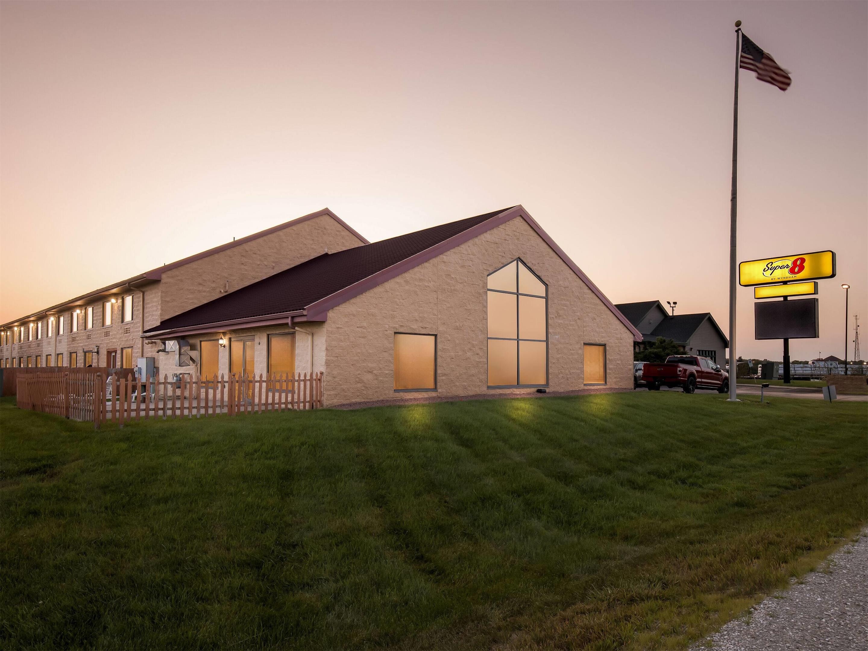 Exterior | Super 8 by Wyndham Sturtevant/Racine