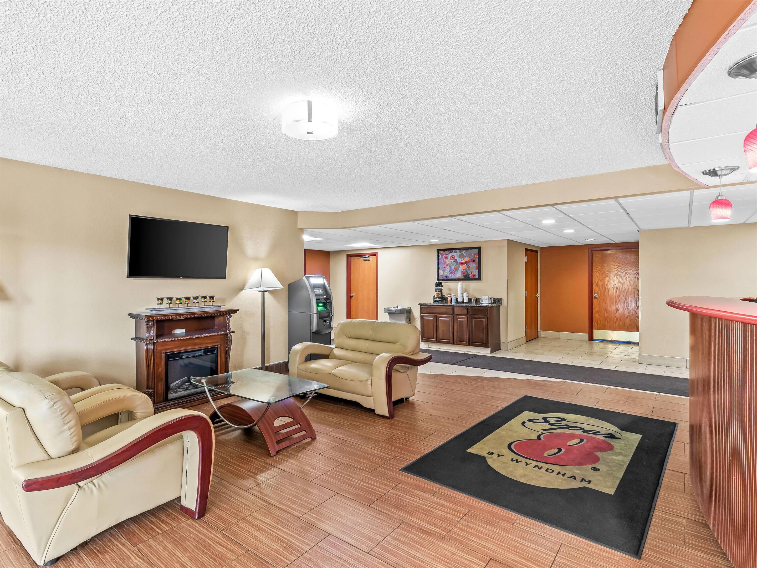 Lobby | Super 8 by Wyndham Sturtevant/Racine