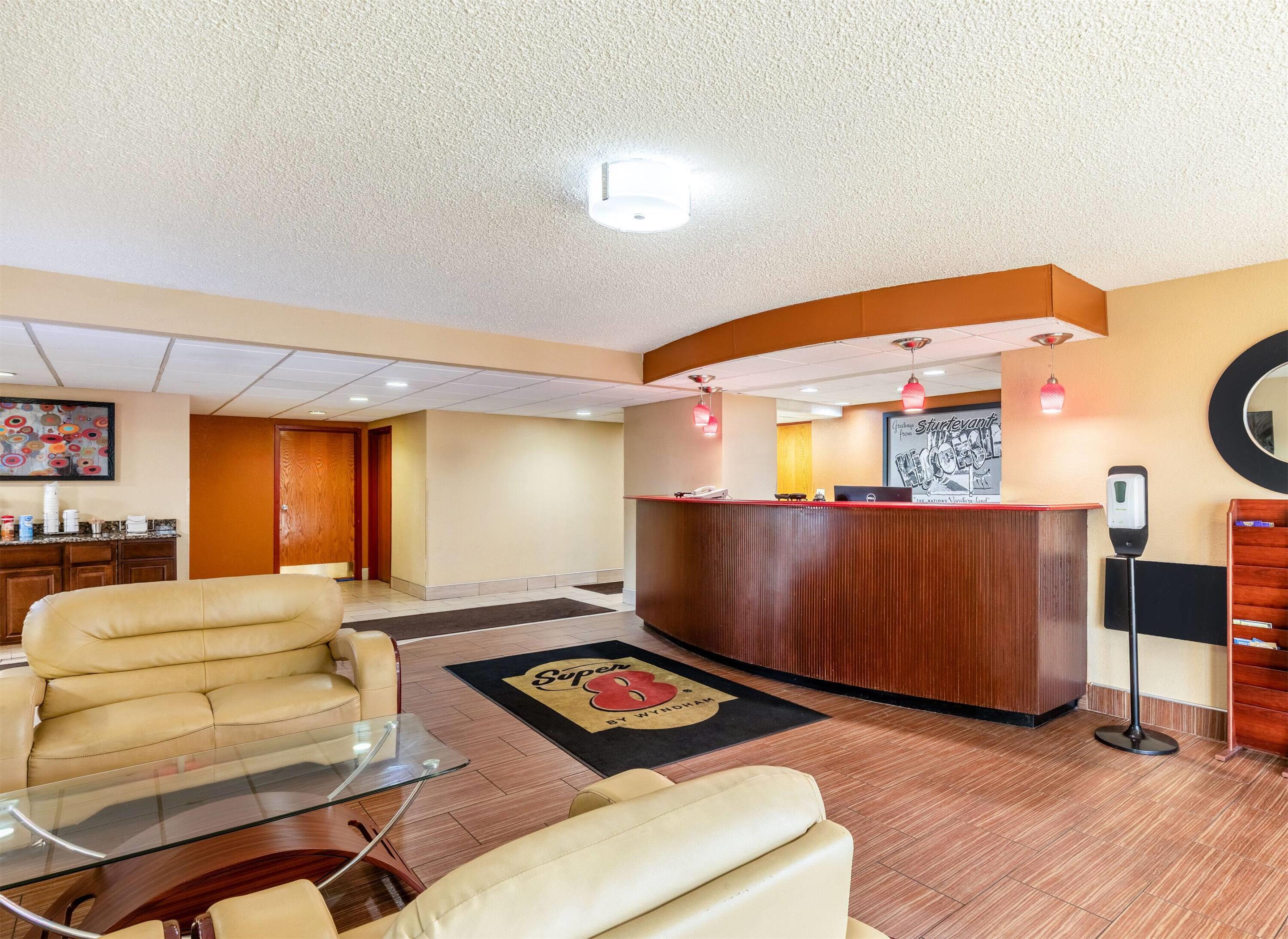 Lobby | Super 8 by Wyndham Sturtevant/Racine