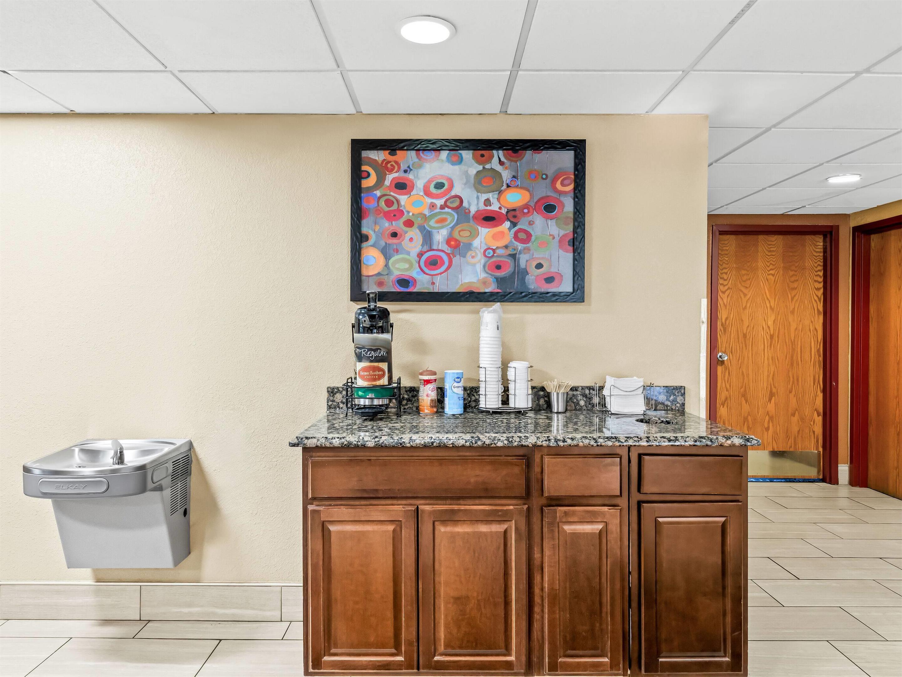Lobby | Super 8 by Wyndham Sturtevant/Racine