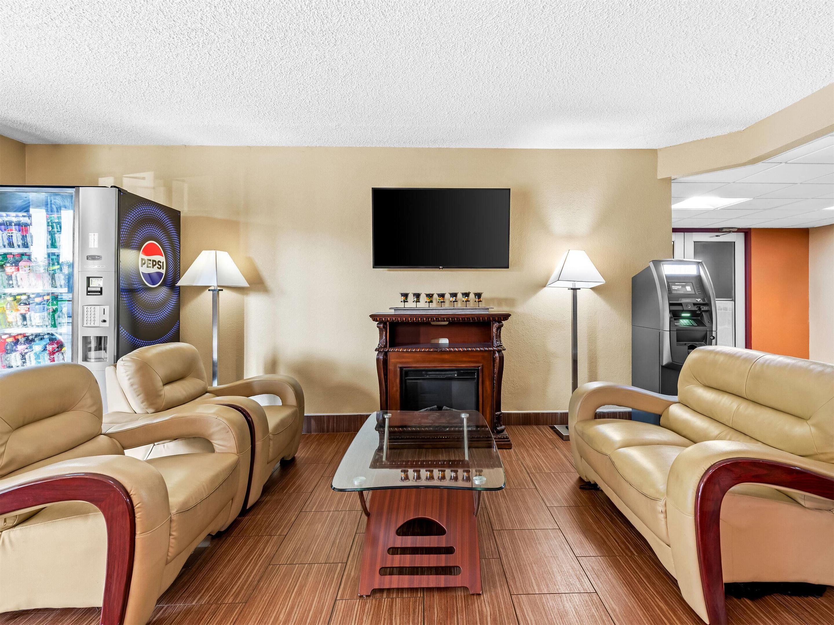 Lobby | Super 8 by Wyndham Sturtevant/Racine