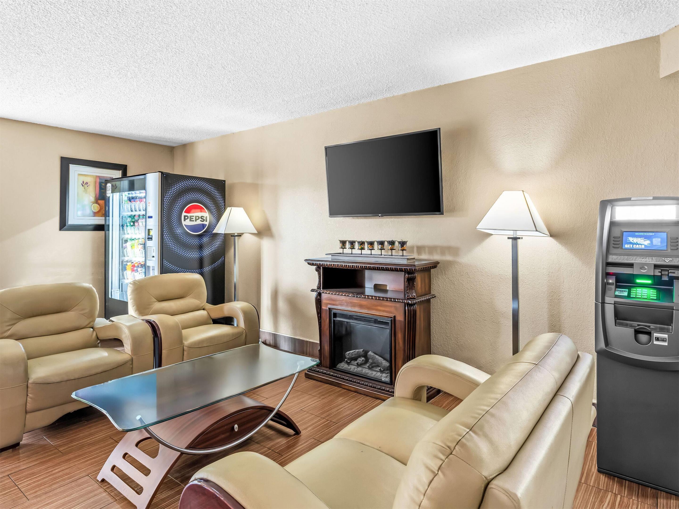 Lobby | Super 8 by Wyndham Sturtevant/Racine