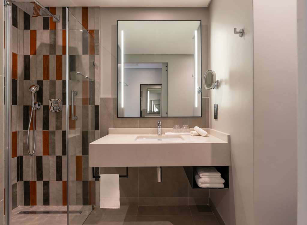 RADISSON SAFARI HOTEL HOEDSPRUIT-guestroom-Guest Room,Bathroom,On-Site.jpg