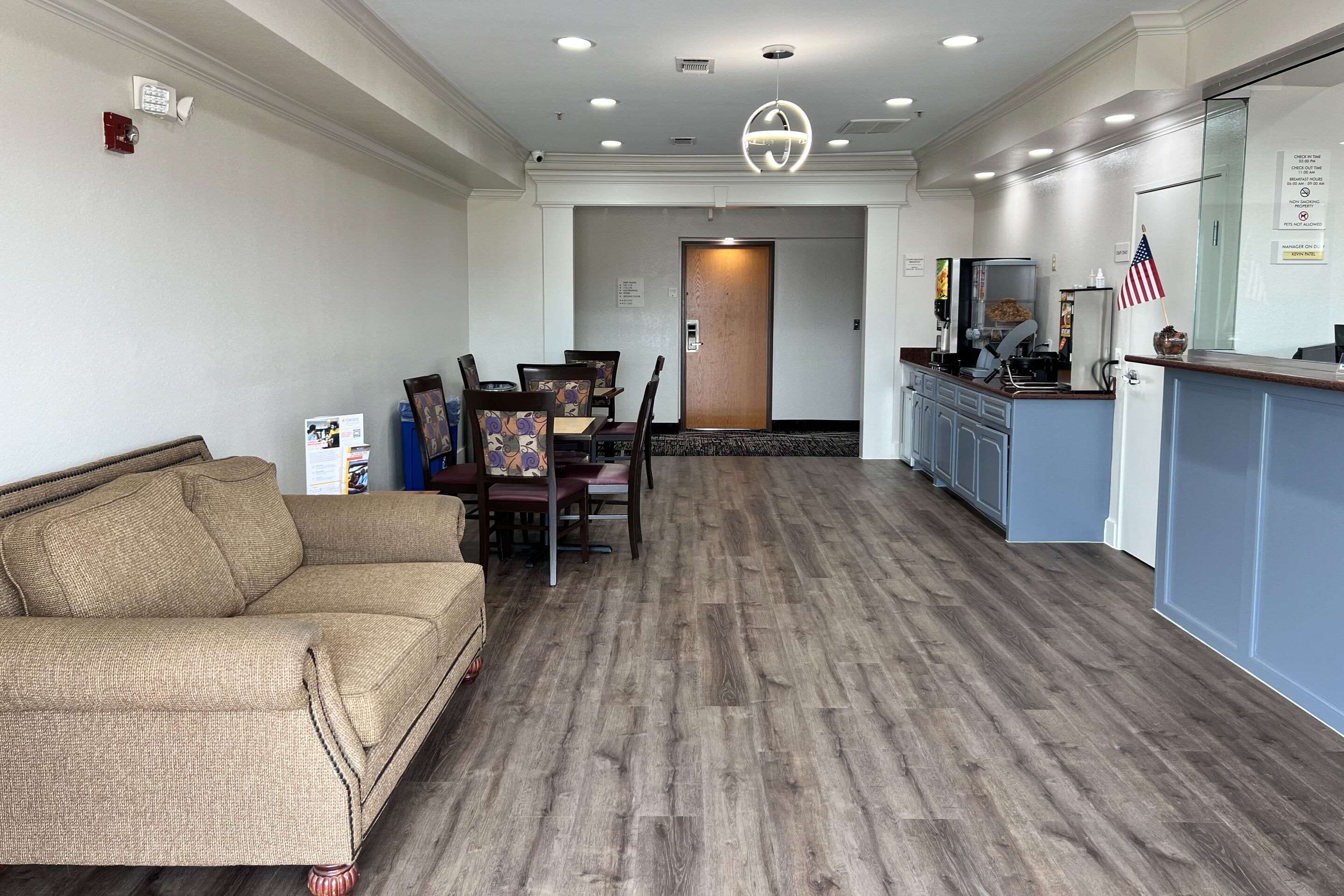 Breakfast area | Econo Lodge Beaumont I-10 South