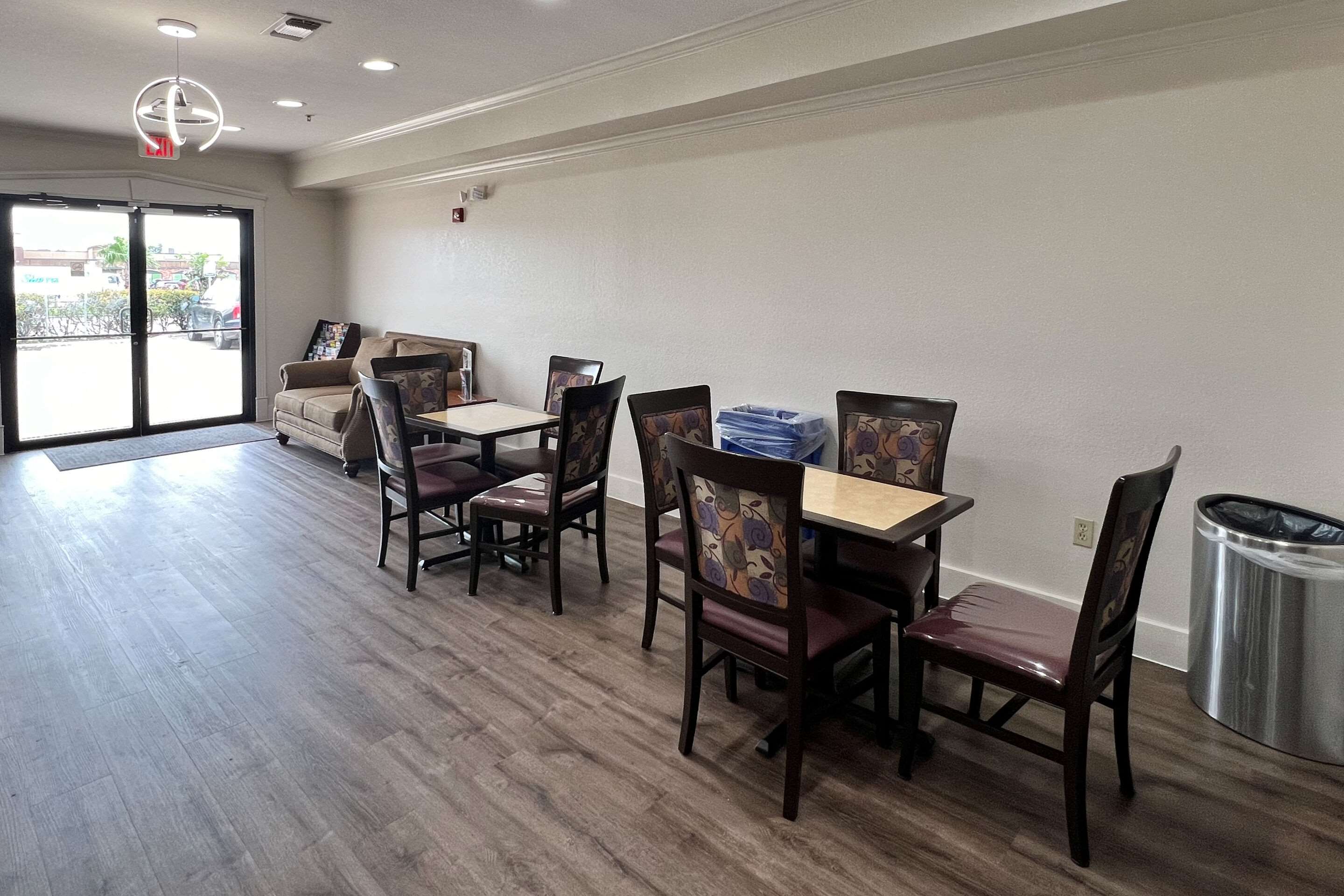 Breakfast area | Econo Lodge Beaumont I-10 South